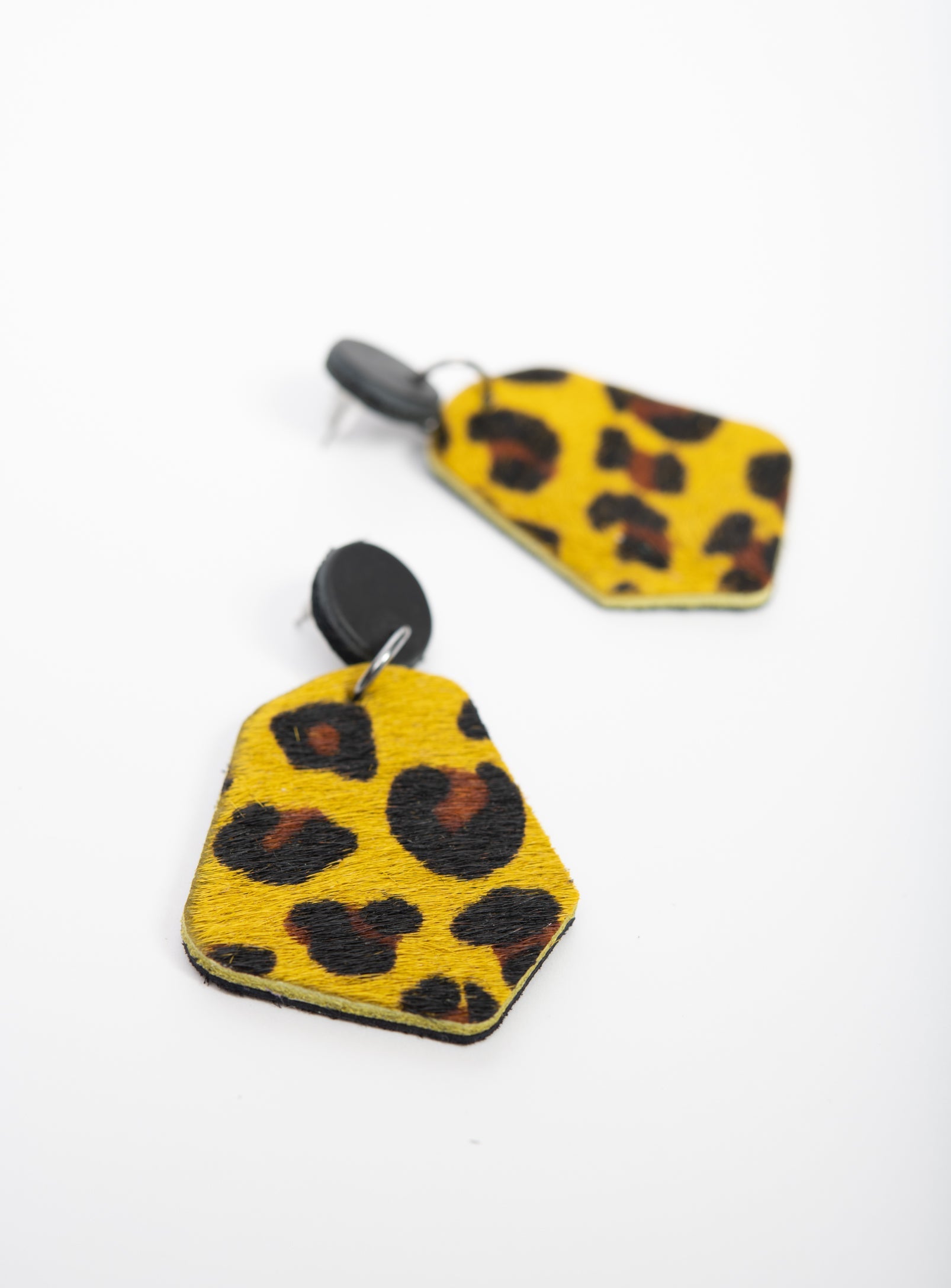 Granges boucles d'oreilles géométriques en cuir modèle DÉLIMA