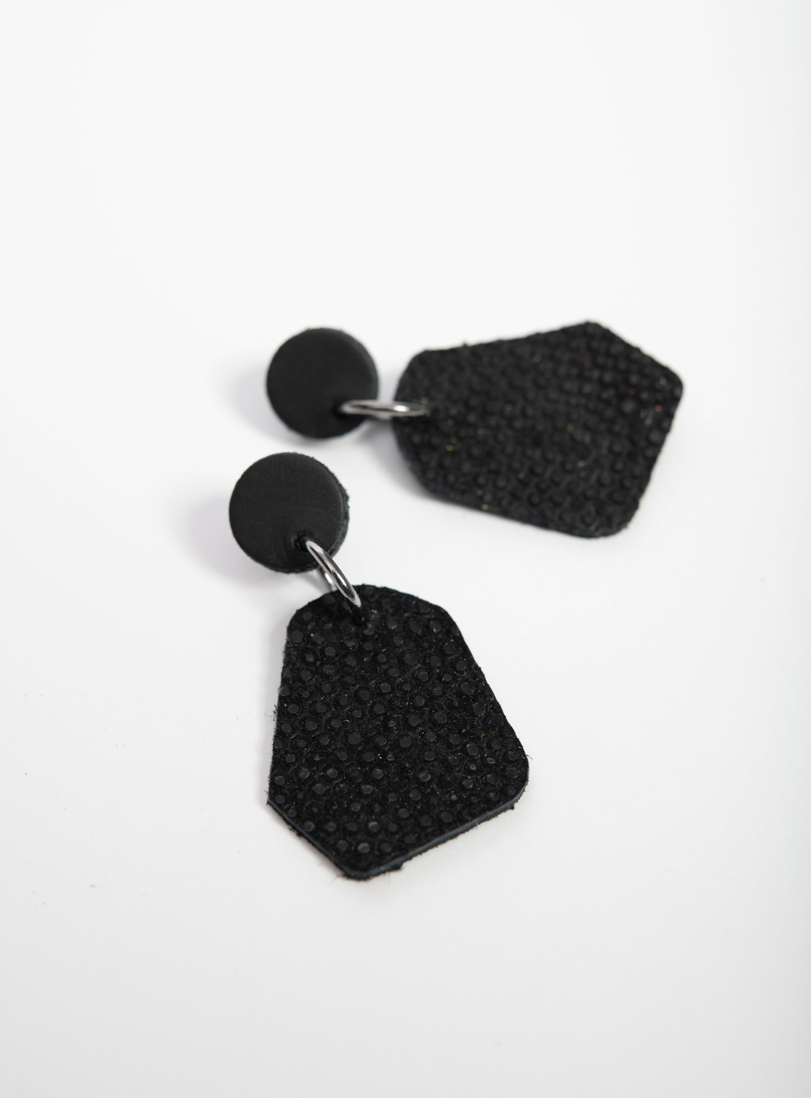 Granges boucles d'oreilles géométriques en cuir modèle DÉLIMA