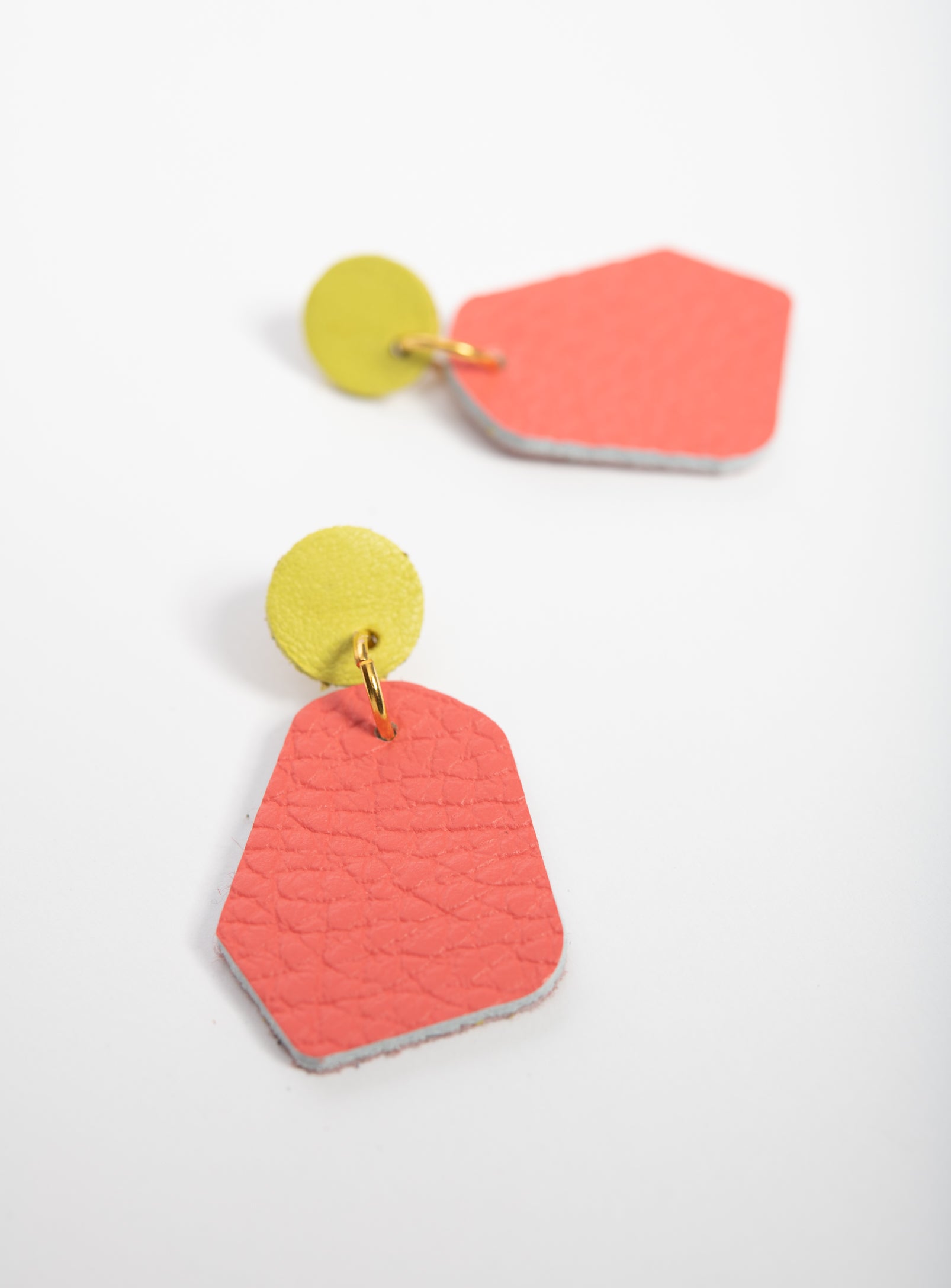 Granges boucles d'oreilles géométriques en cuir modèle DÉLIMA