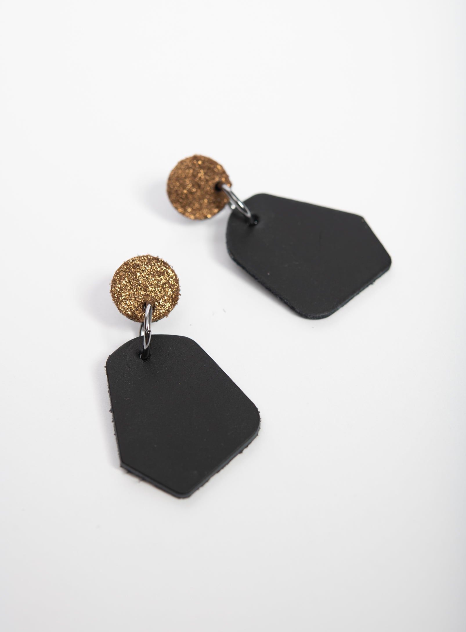 Granges boucles d'oreilles géométriques en cuir modèle DÉLIMA