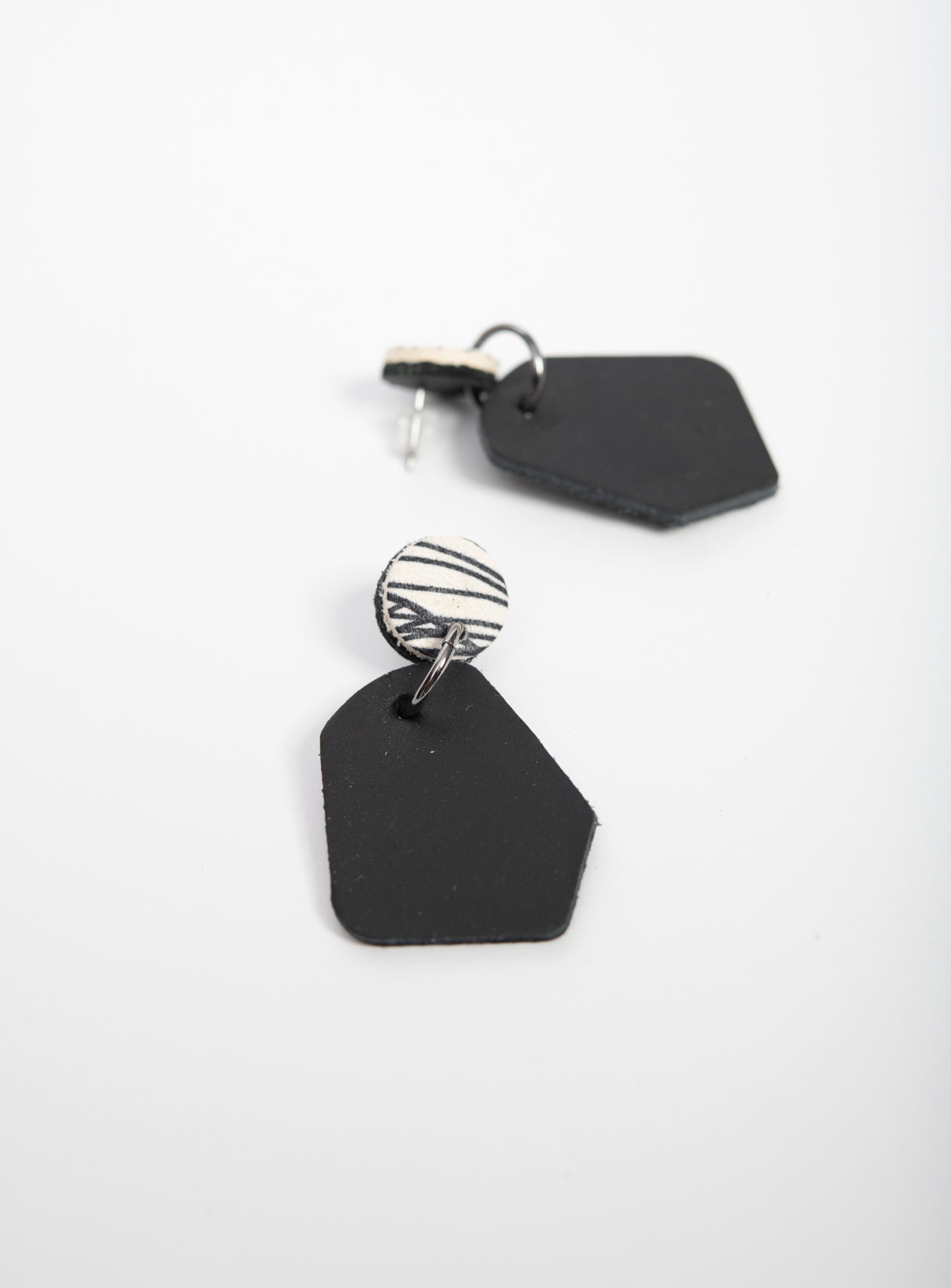 Granges boucles d'oreilles géométriques en cuir modèle DÉLIMA