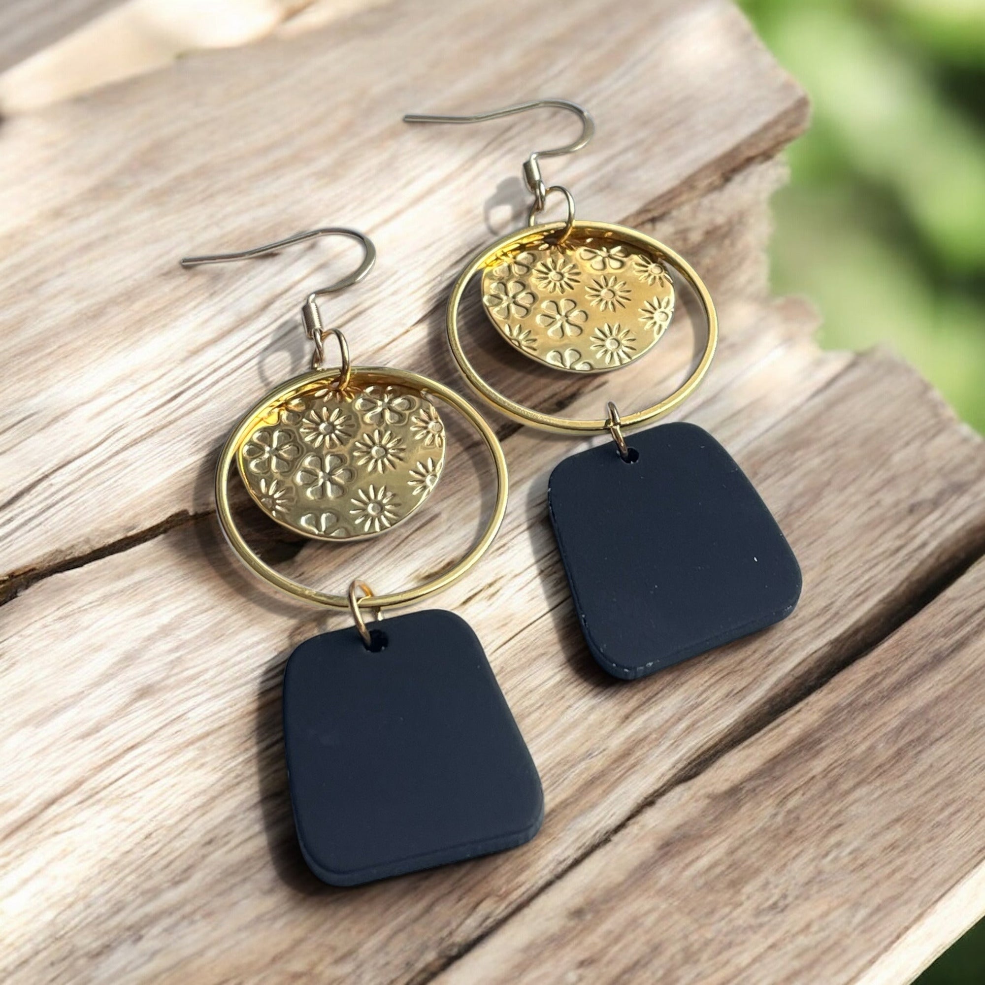 Boucles pendantes géométriques or et noir - M Fantaisies Bijoux Artisanaux