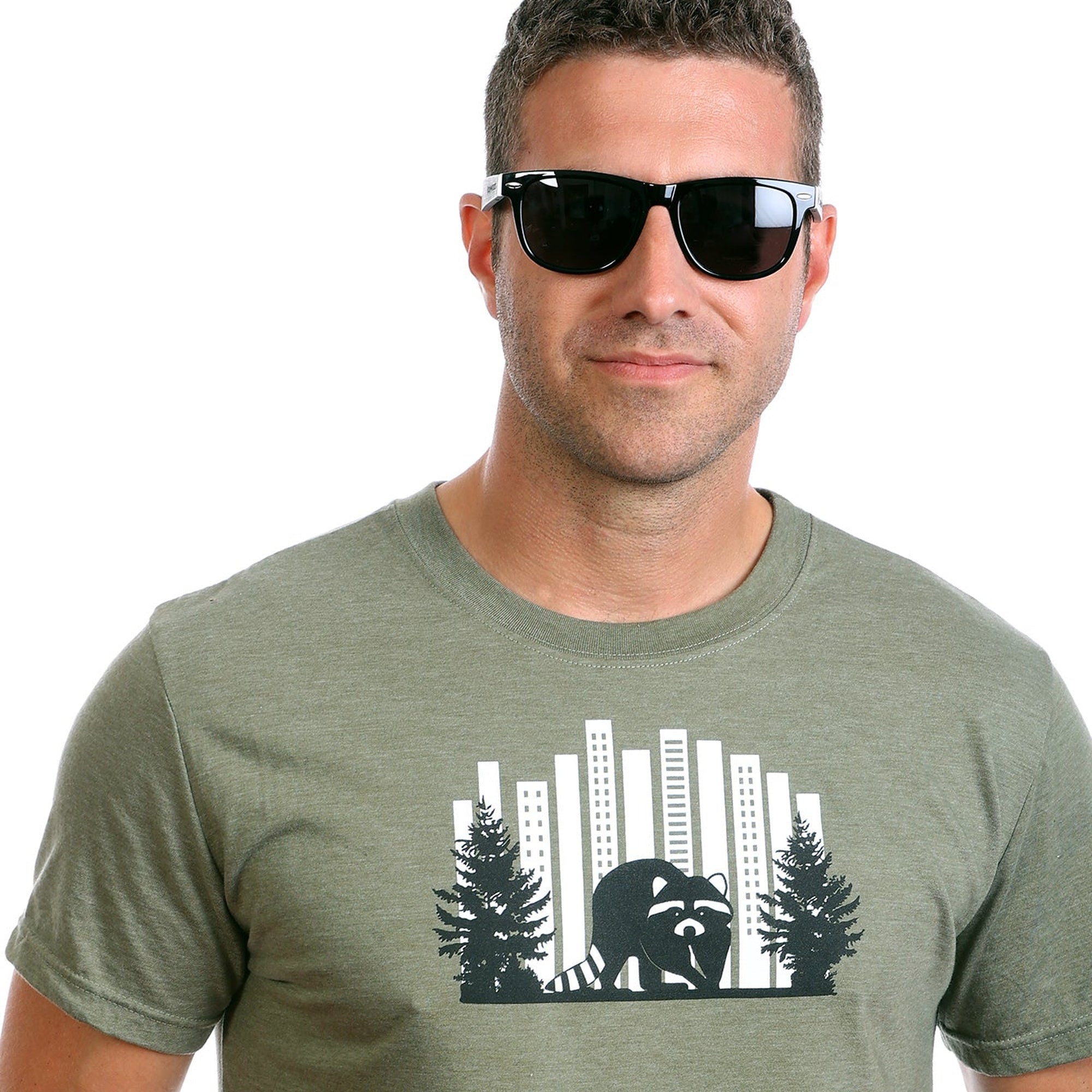 Détail de la sérigraphie du raton laveur sur le t-shirt vert kaki