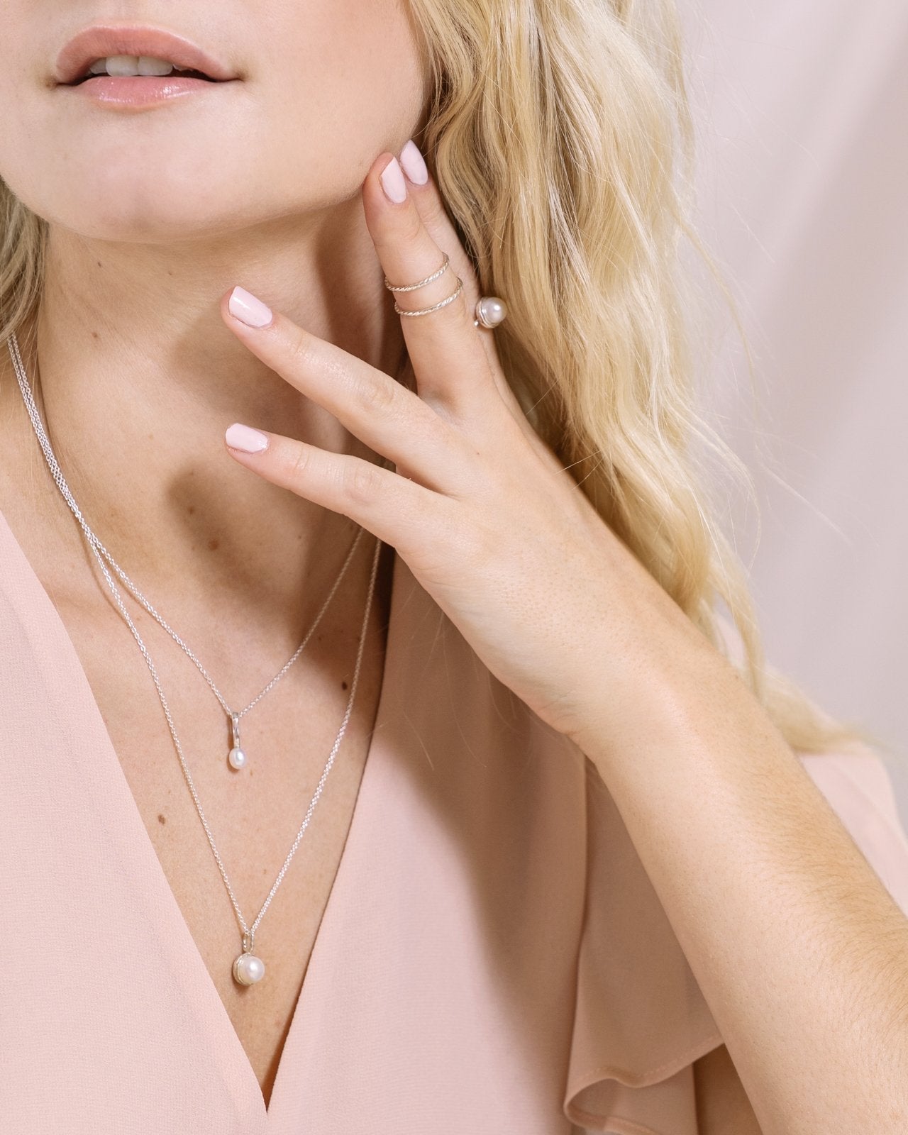 collier perle blanche minimaliste