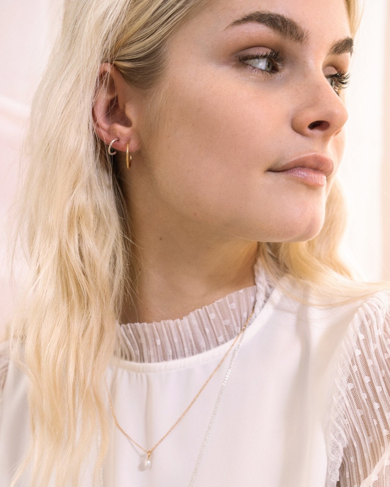 Boucles d'oreilles Créoles Perles Blanches - Élégance intemporelle et raffinement contemporain