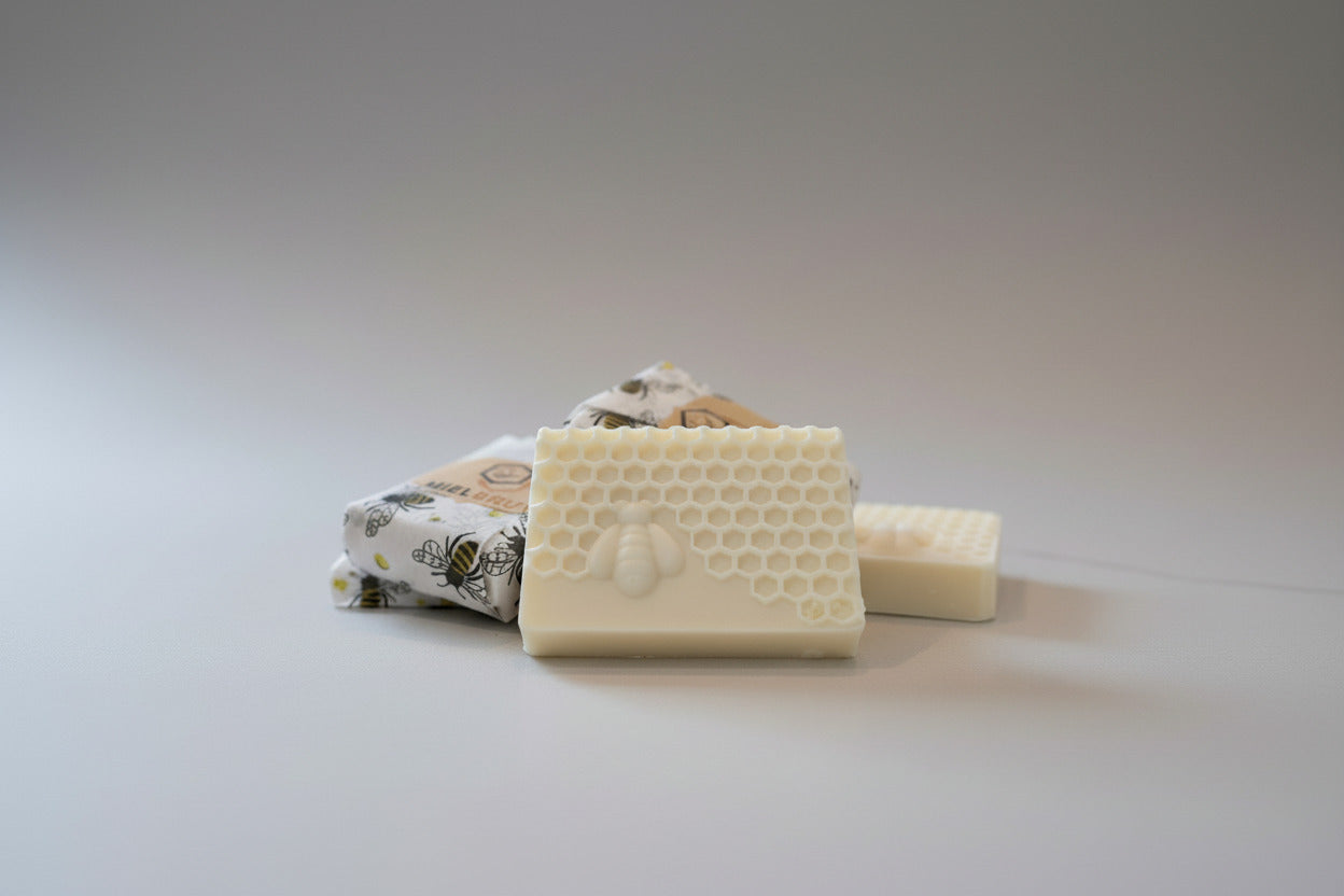 Savon au lait de chèvre, miel & cire d’abeille (3 savons)