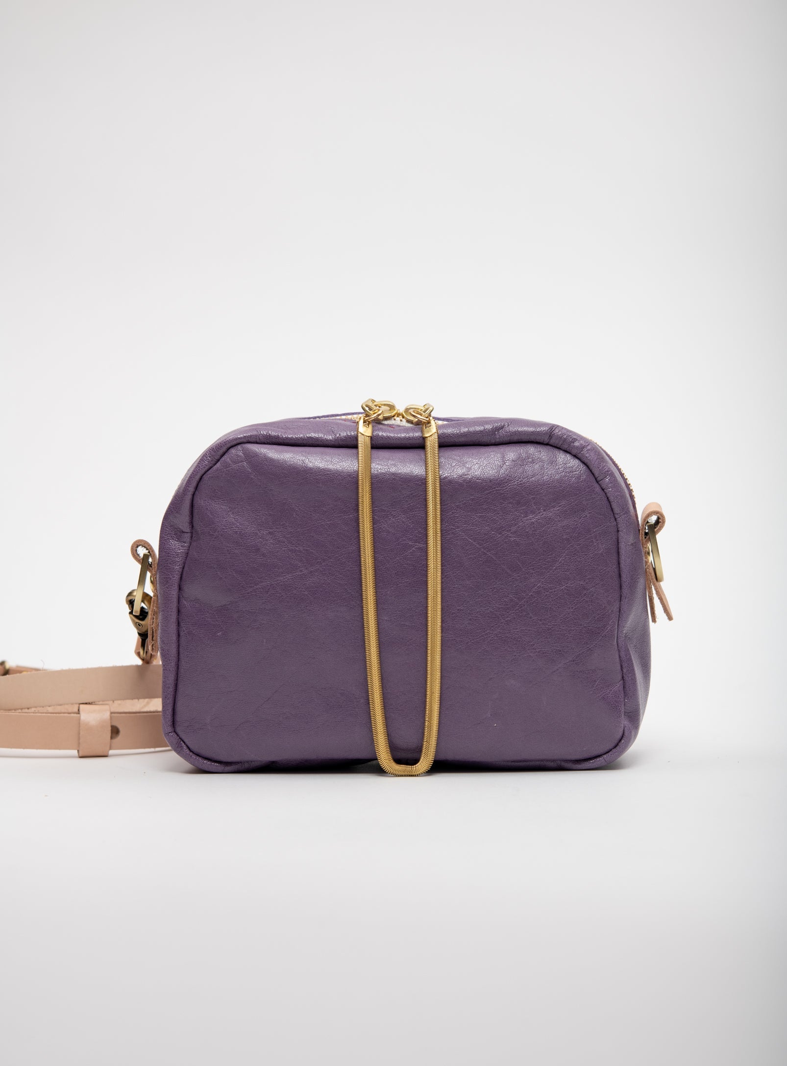Sac à main en cuir avec ganse bandoulière et breloque de laiton modèle CARTIER