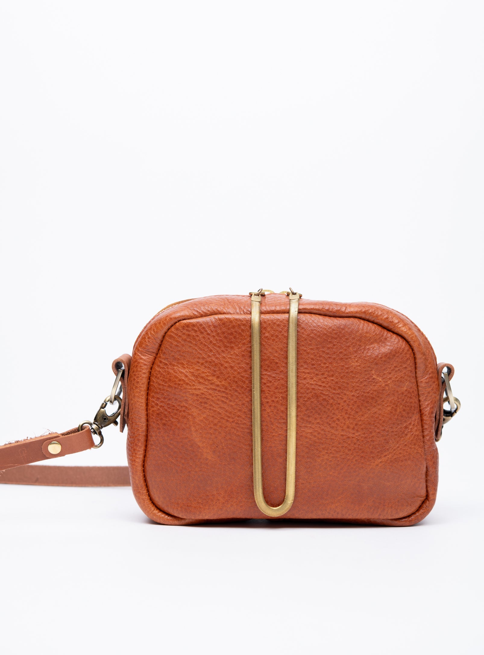 Sac à main en cuir avec ganse bandoulière et breloque de laiton modèle CARTIER