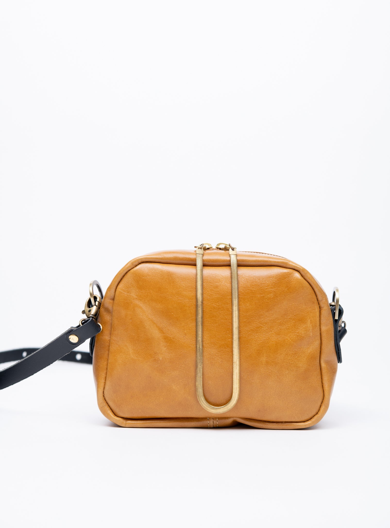 Sac à main en cuir avec ganse bandoulière et breloque de laiton modèle CARTIER