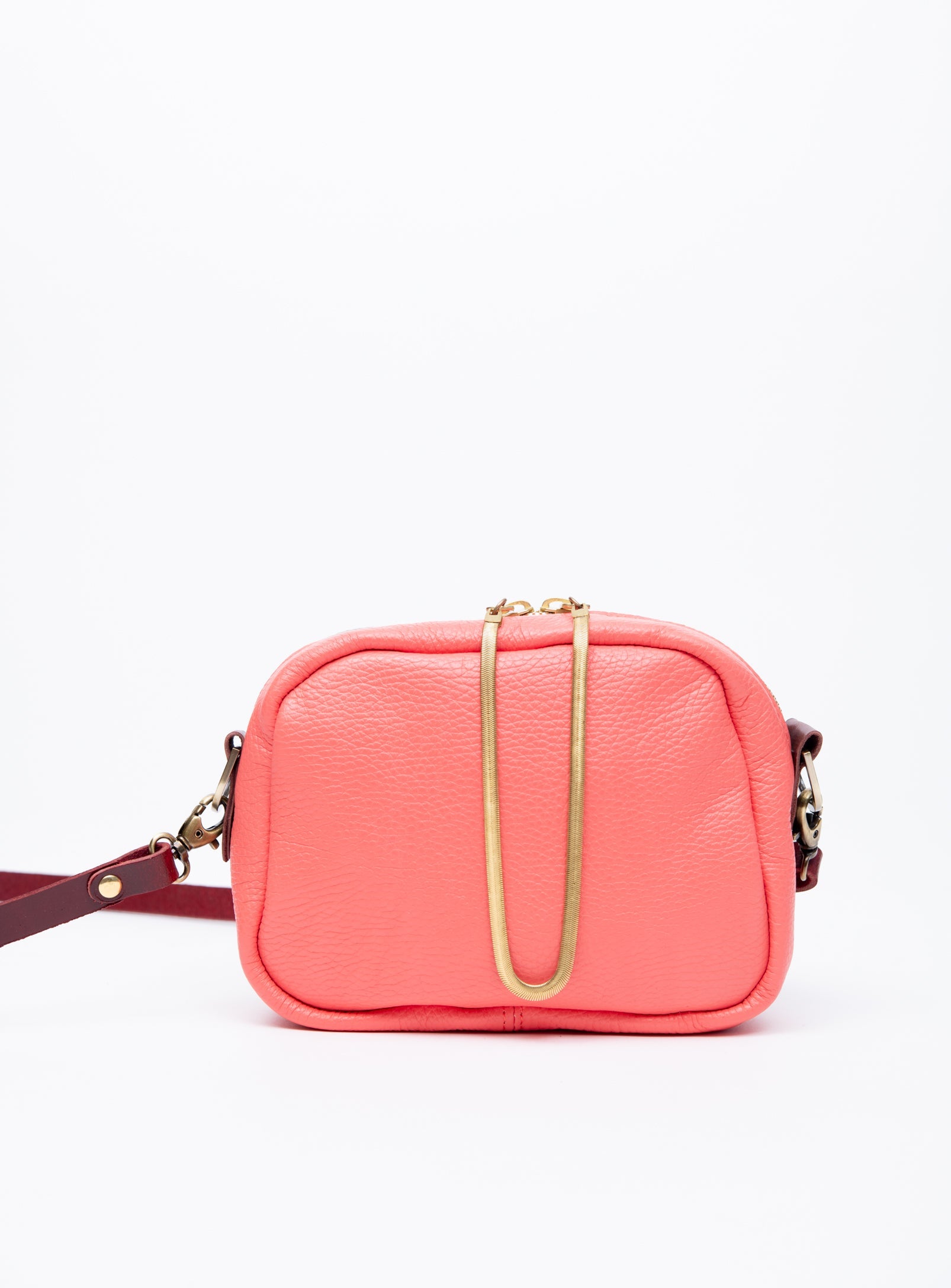 Sac à main en cuir avec ganse bandoulière et breloque de laiton modèle CARTIER