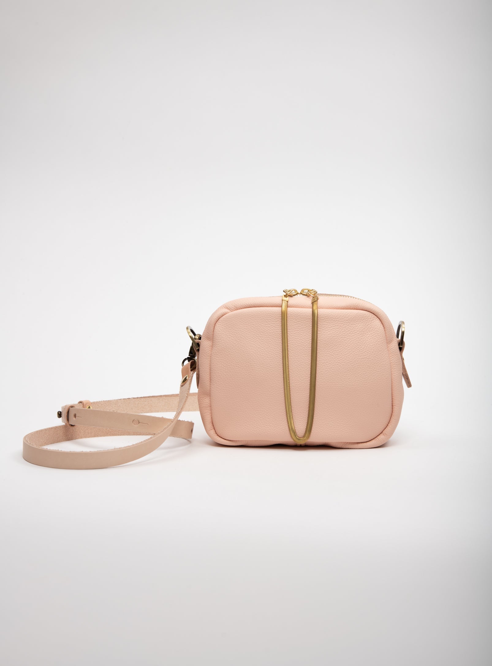 Sac à main en cuir avec ganse bandoulière et breloque de laiton modèle CARTIER