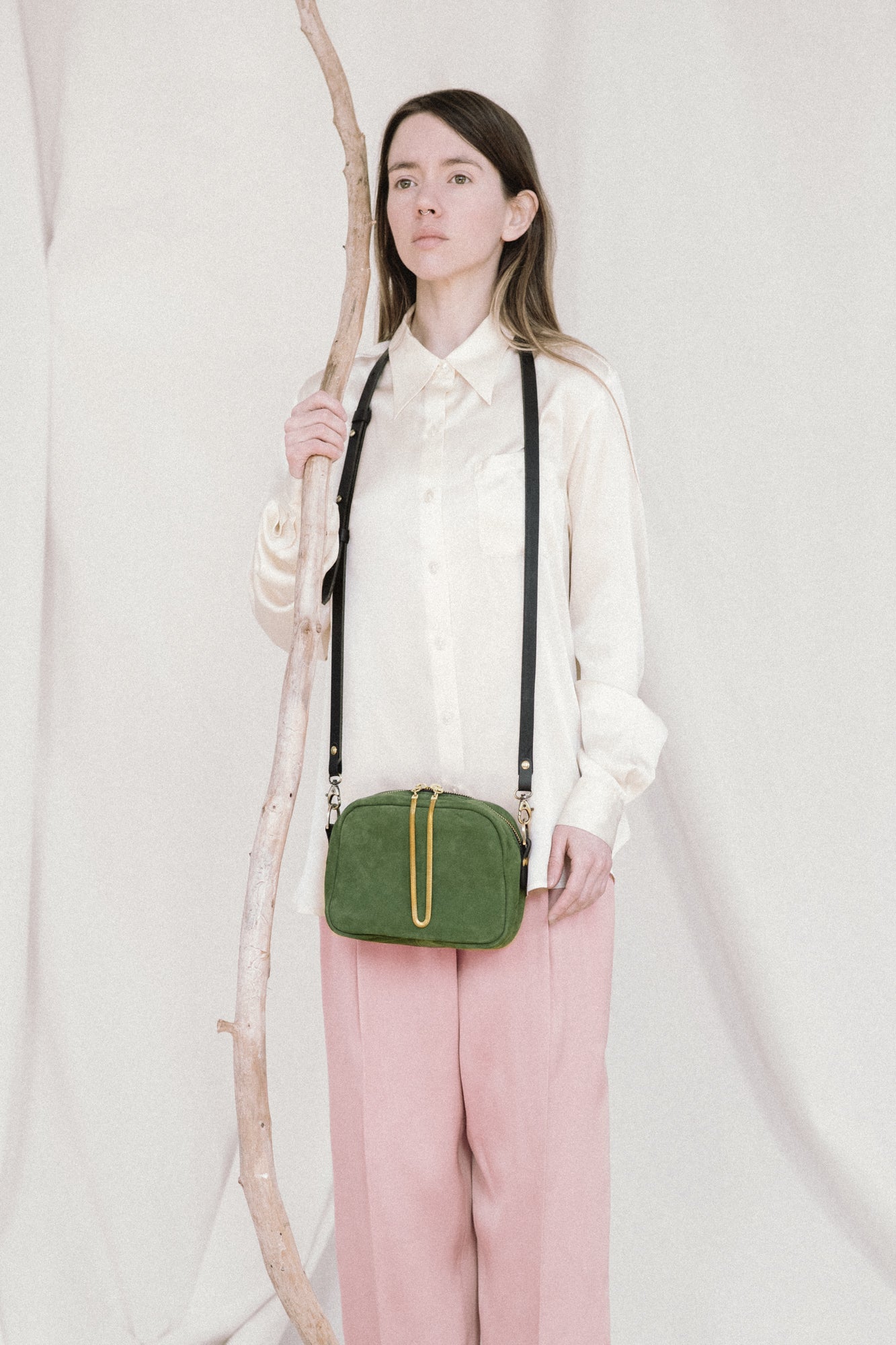 Sac à main en cuir avec ganse bandoulière et breloque de laiton modèle CARTIER