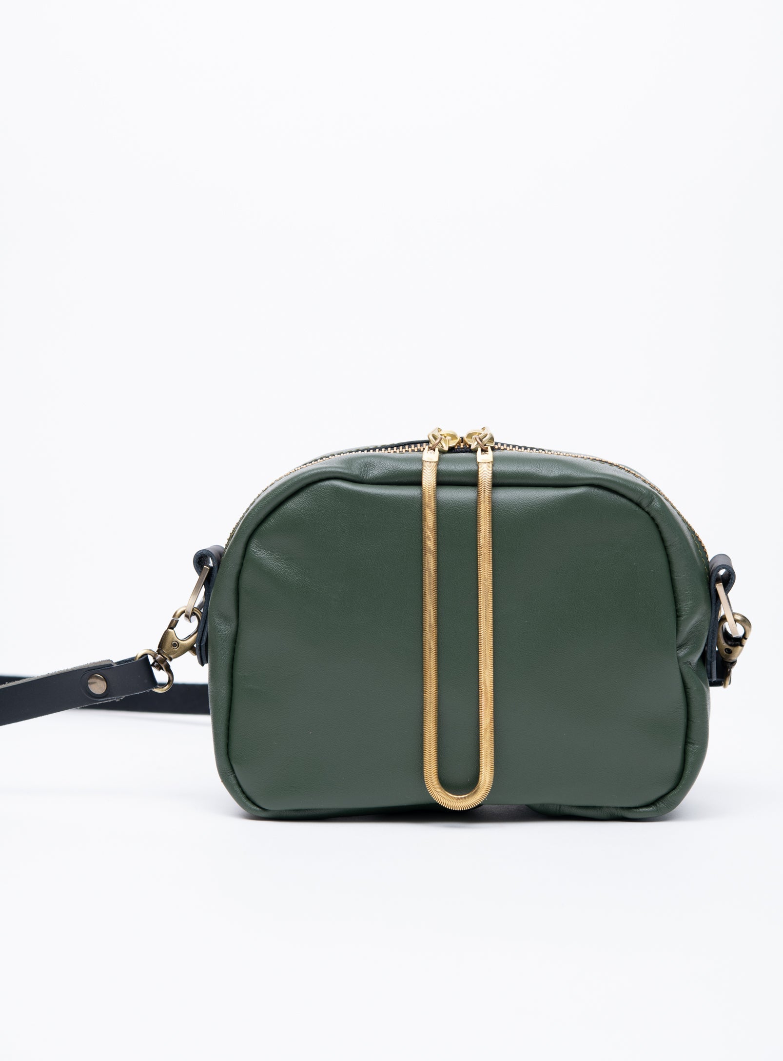 Sac à main en cuir avec ganse bandoulière et breloque de laiton modèle CARTIER