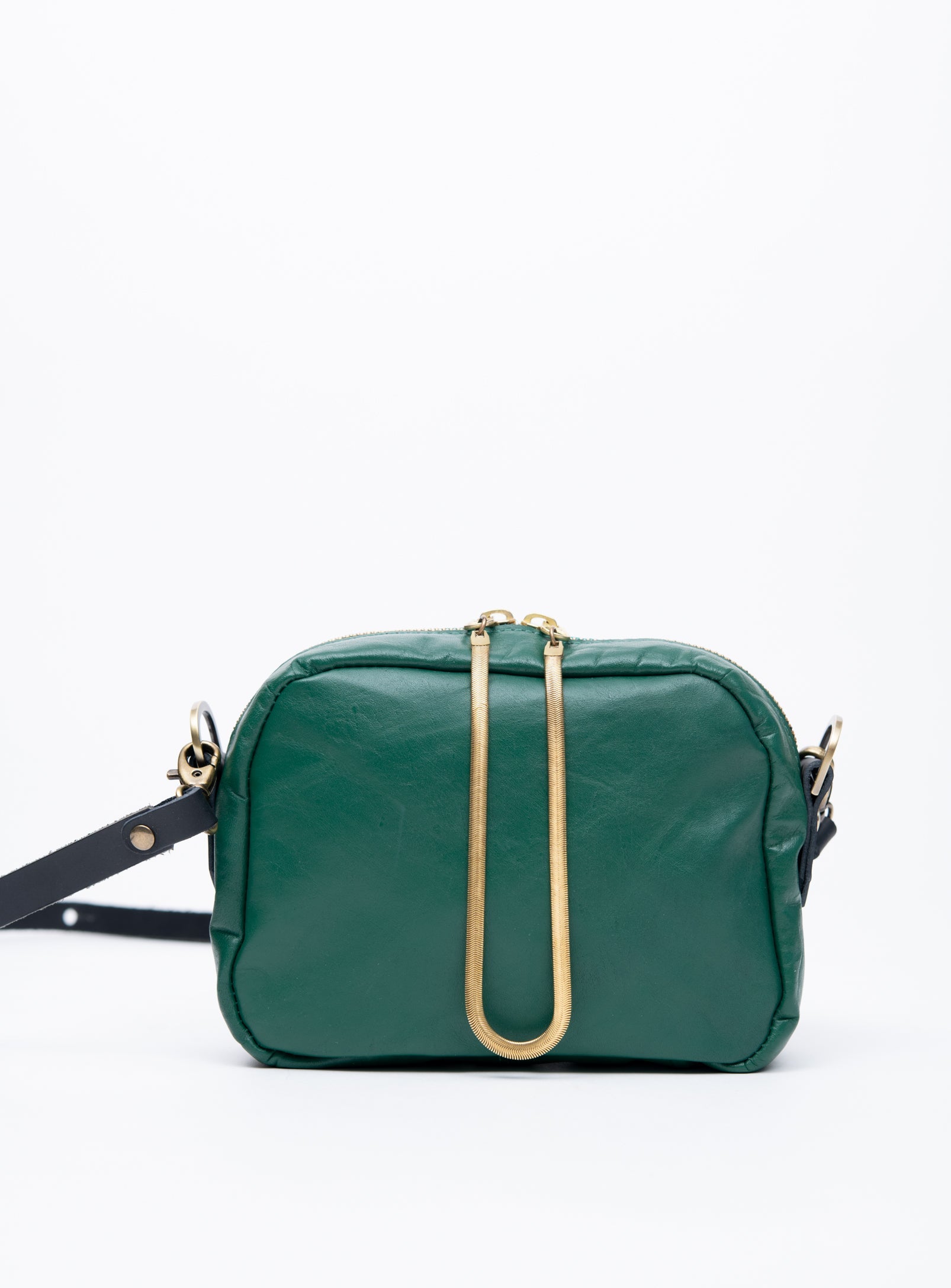 Sac à main en cuir avec ganse bandoulière et breloque de laiton modèle CARTIER