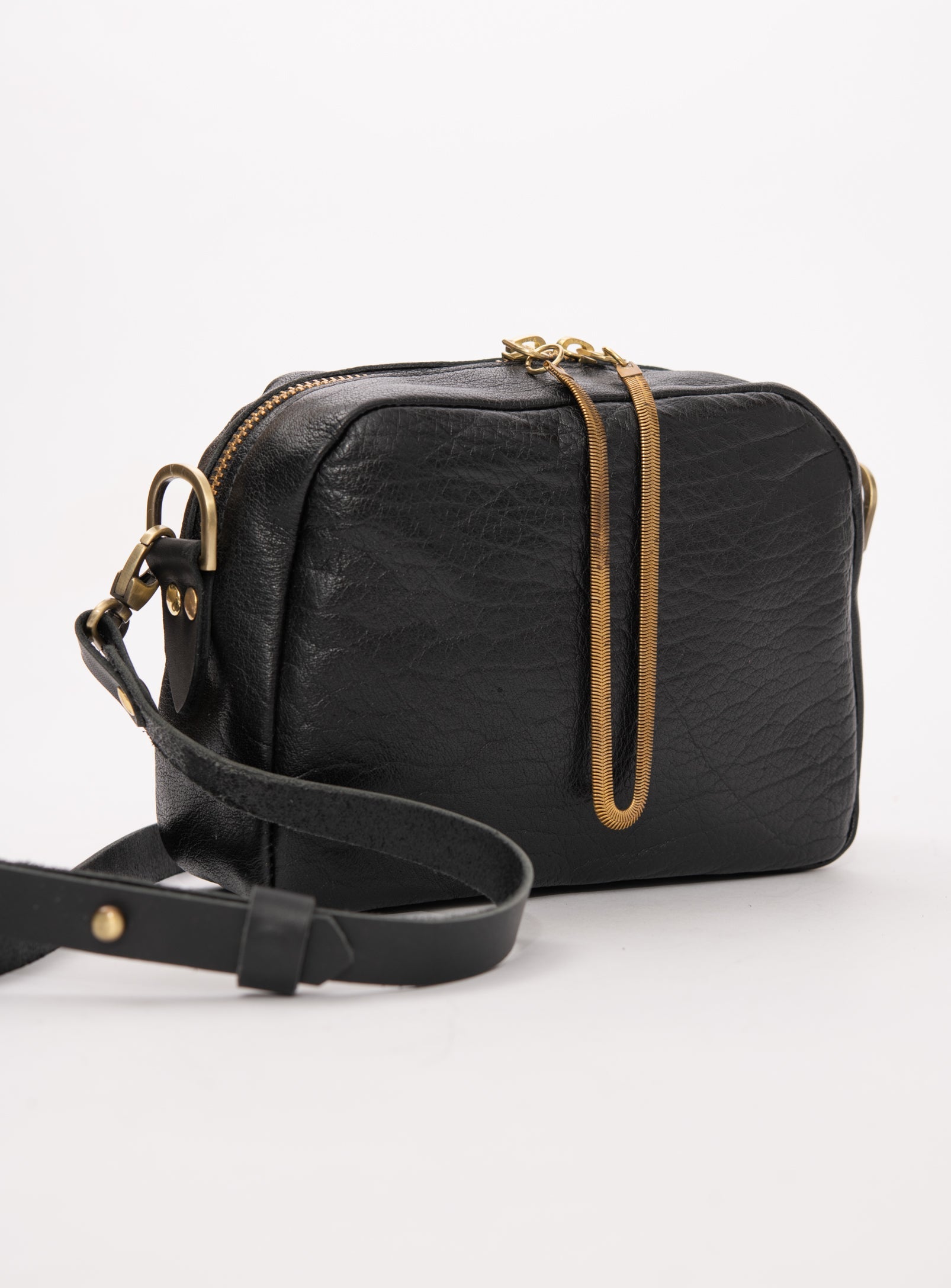 Sac à main en cuir avec ganse bandoulière et breloque de laiton modèle CARTIER