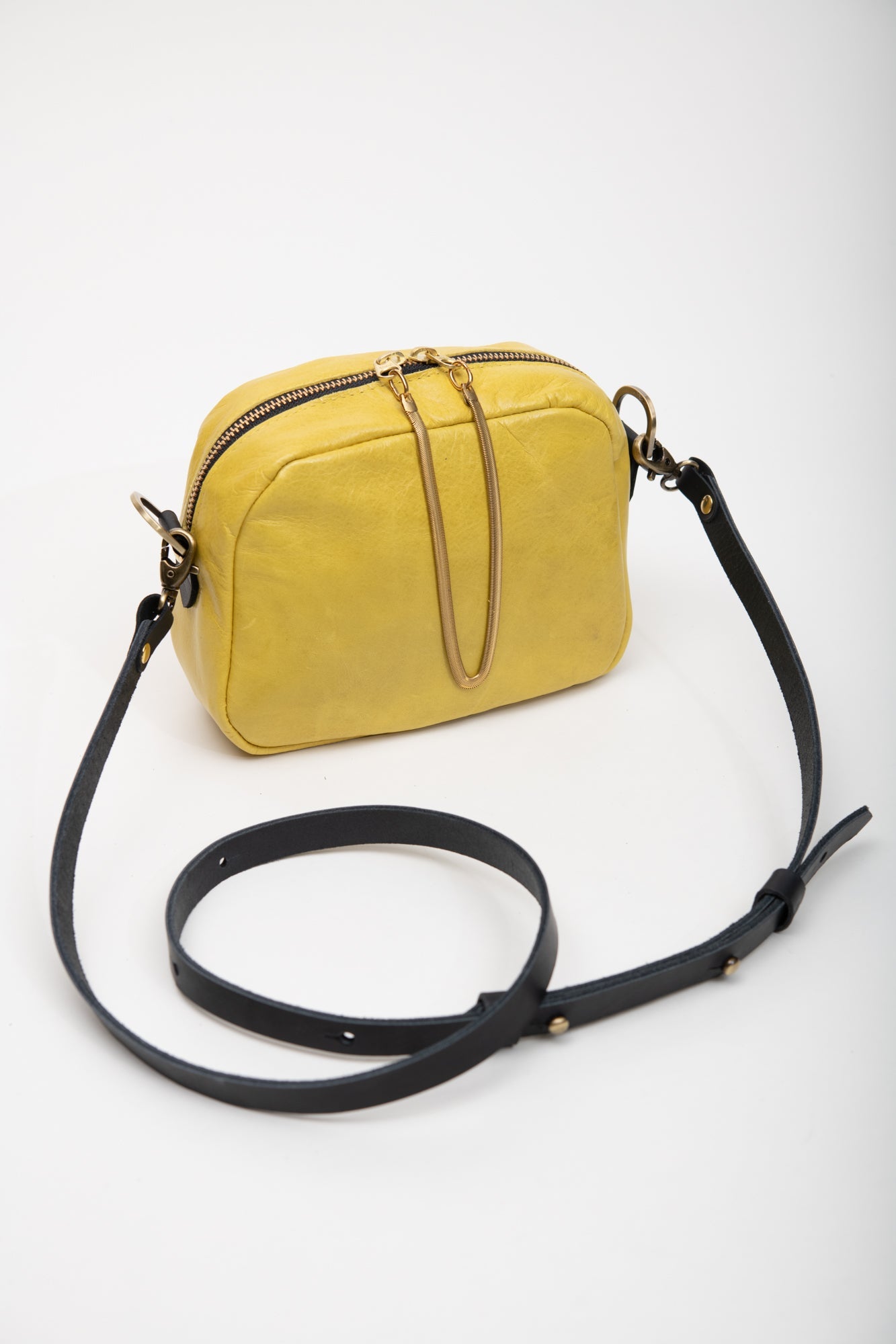 Sac à main en cuir avec ganse bandoulière et breloque de laiton modèle CARTIER