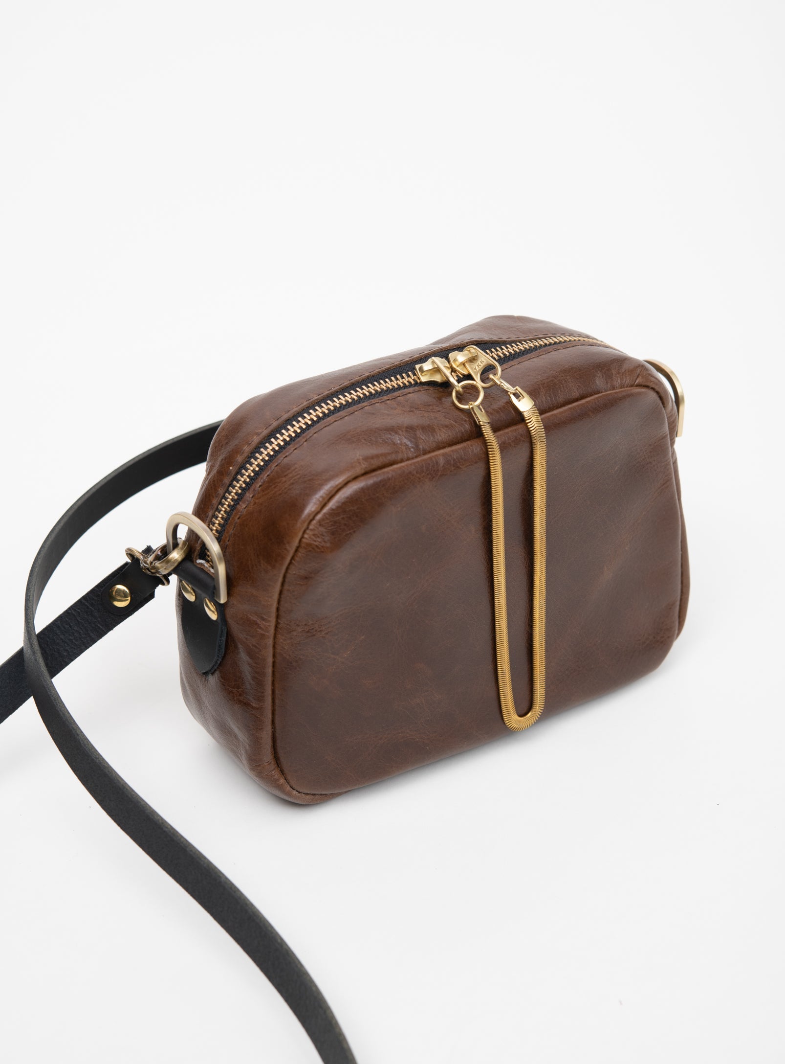 Sac à main en cuir avec ganse bandoulière et breloque de laiton modèle CARTIER
