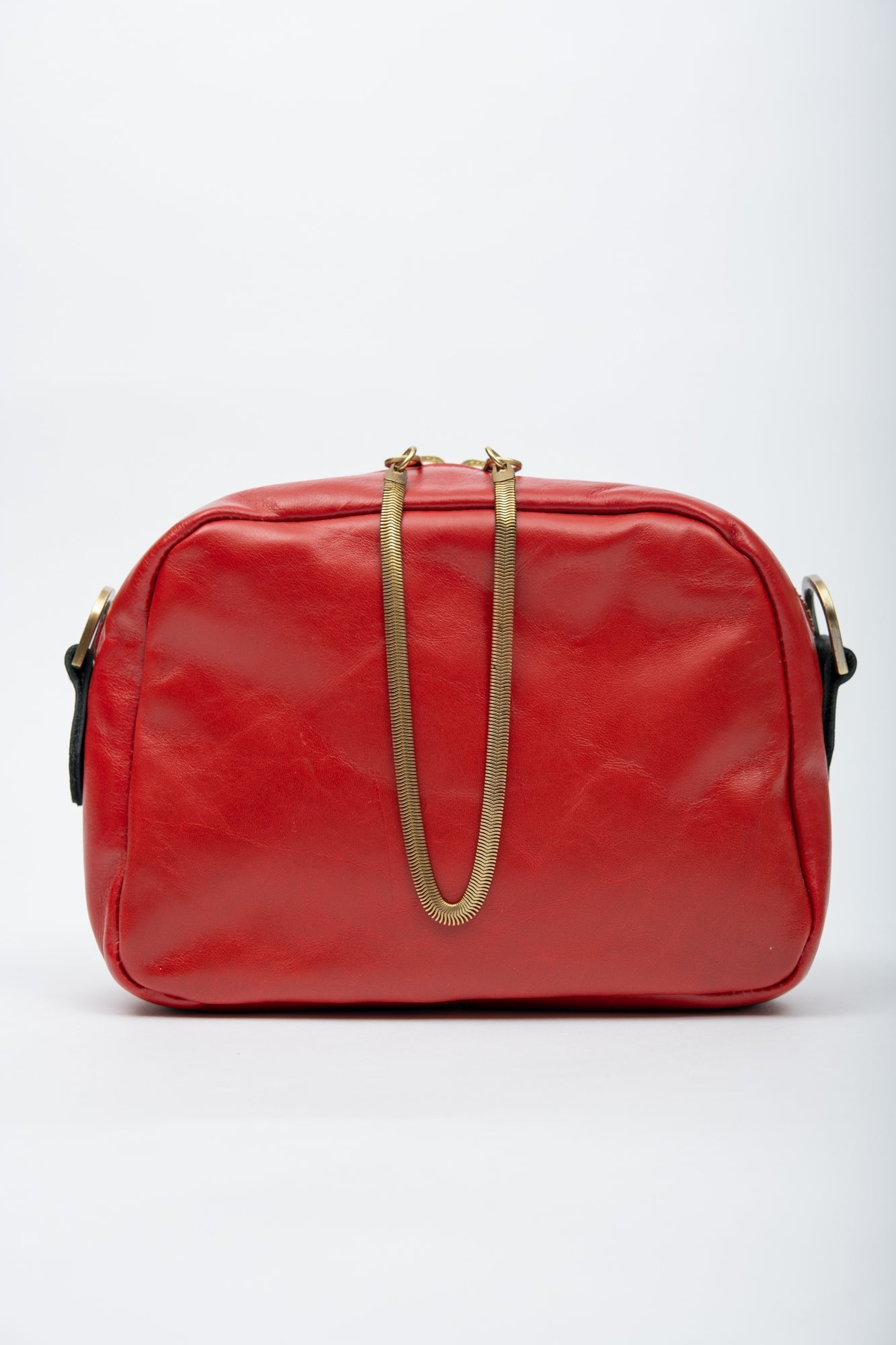 Sac à main en cuir avec ganse bandoulière et breloque de laiton modèle CARTIER