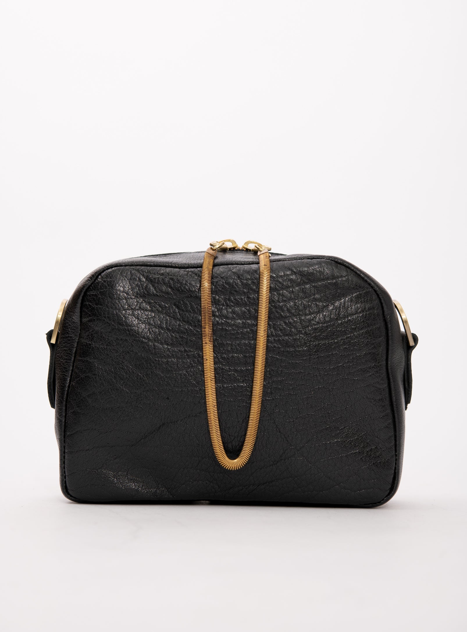 Sac à main en cuir avec ganse bandoulière et breloque de laiton modèle CARTIER
