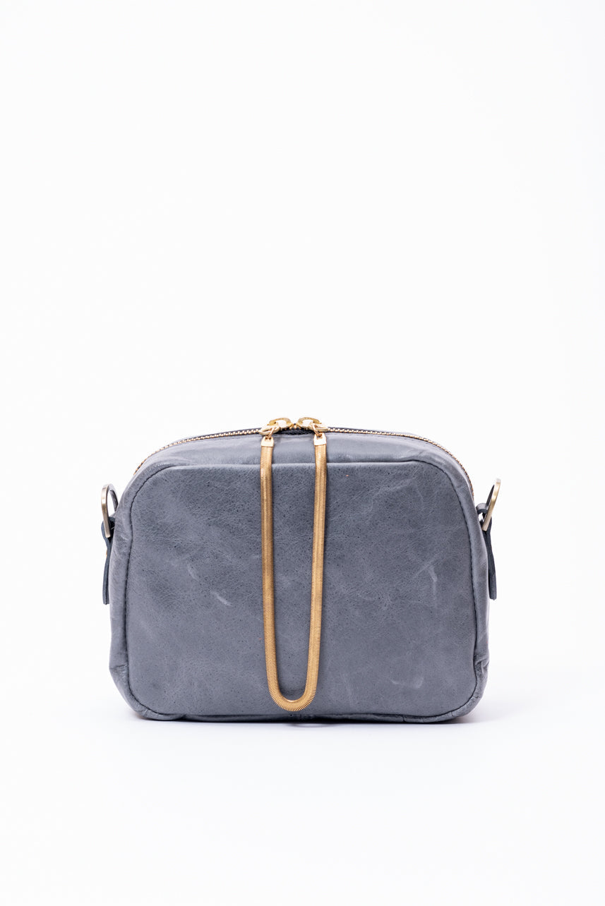 Sac à main en cuir avec ganse bandoulière et breloque de laiton modèle CARTIER