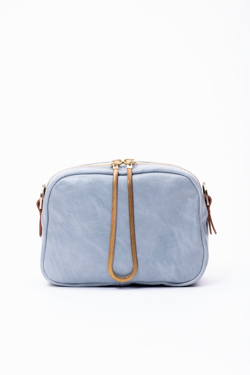 Sac à main en cuir avec ganse bandoulière et breloque de laiton modèle CARTIER