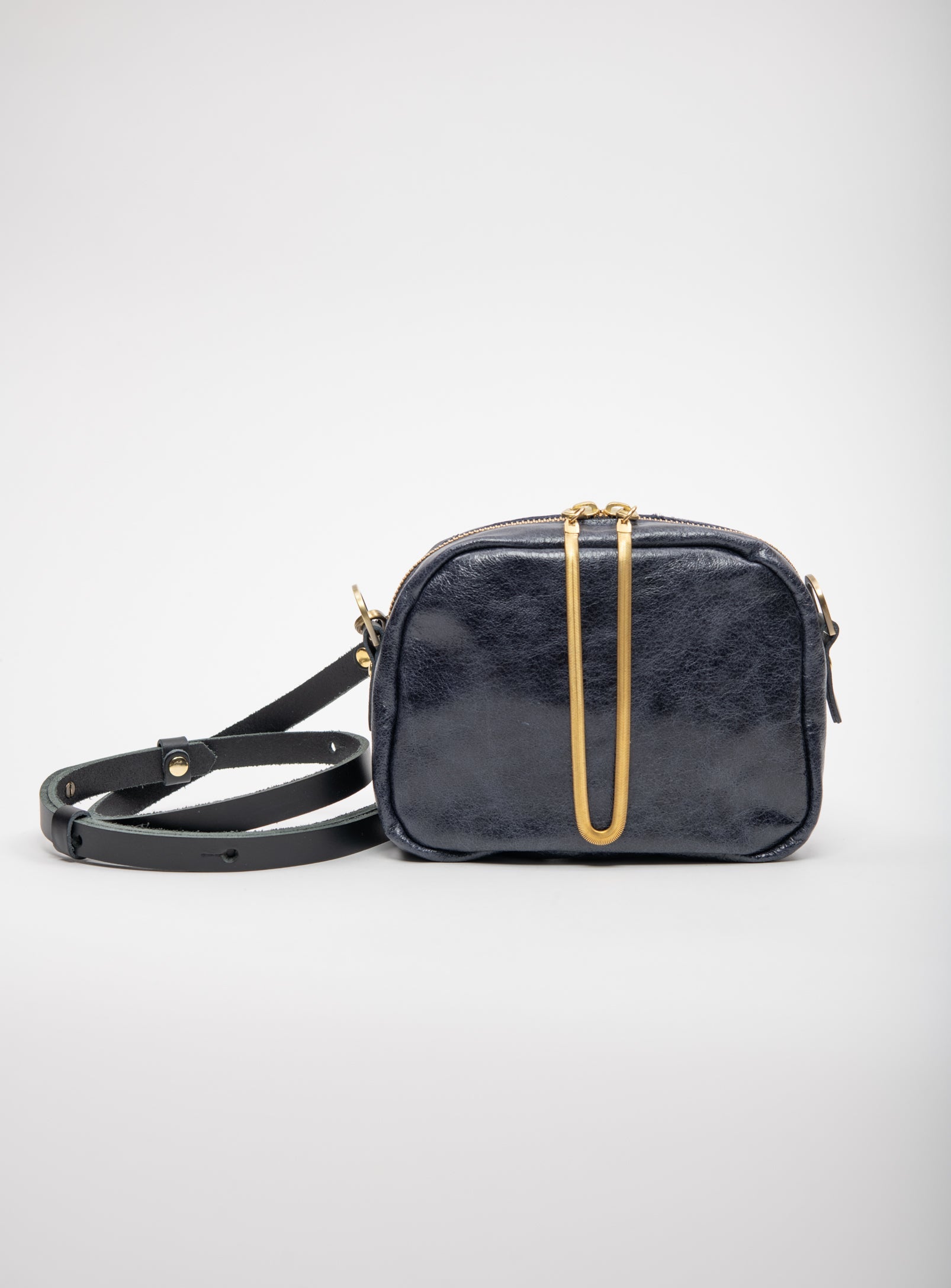 Sac à main en cuir avec ganse bandoulière et breloque de laiton modèle CARTIER