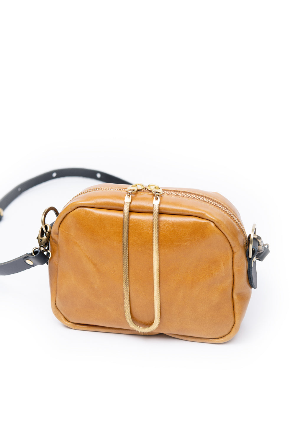 Sac à main en cuir avec ganse bandoulière et breloque de laiton modèle CARTIER