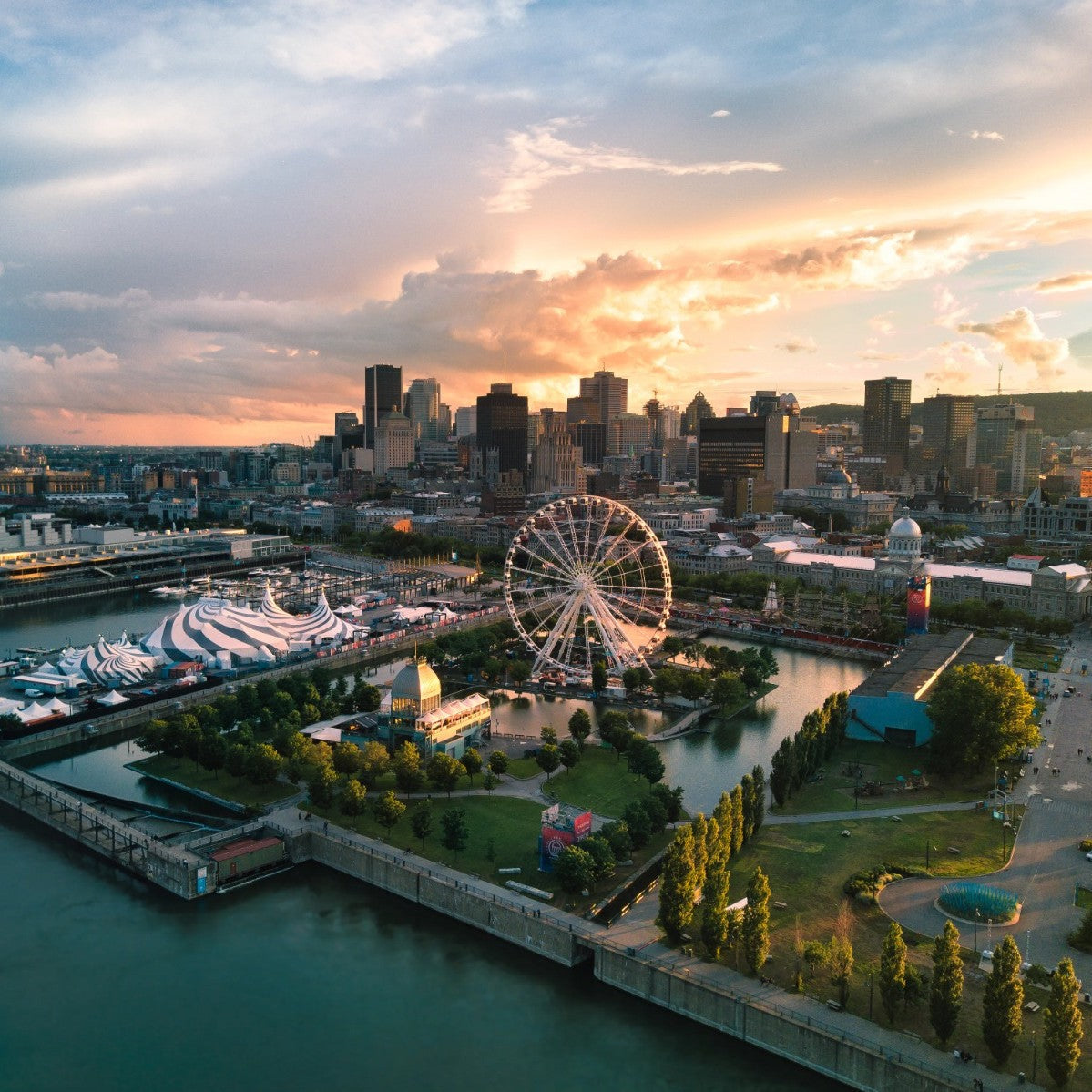 Vue aérienne du Vieux-Port de Montréal au coucher du soleil, avec la Grande Roue et le centre-ville