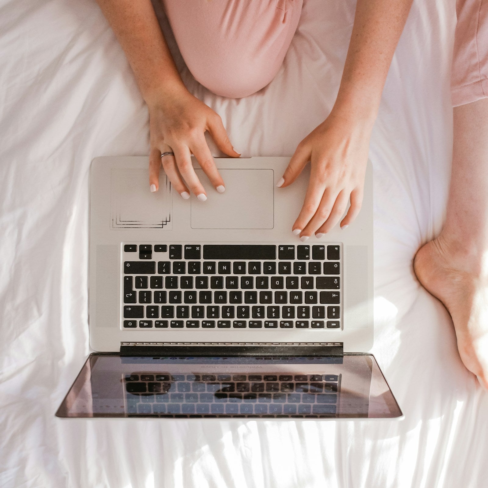 Photo lifestyle d'une personne consultant la page Signé Local cadeaux corporatifs sur laptop