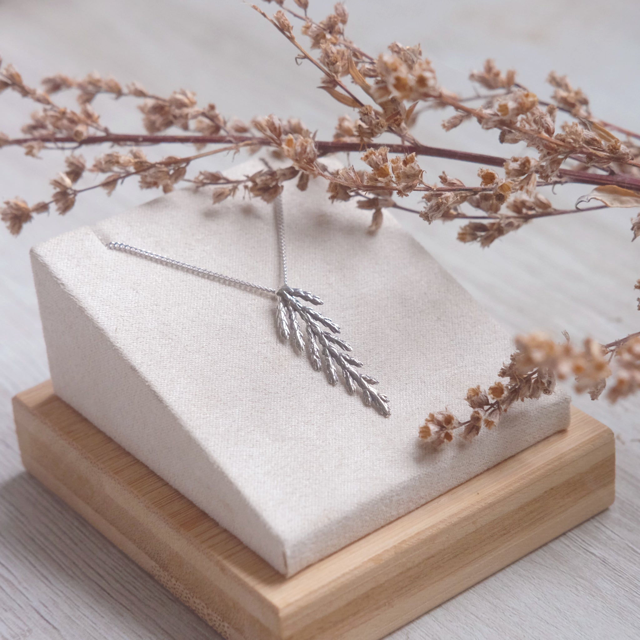 Collier branche de cèdre, petit