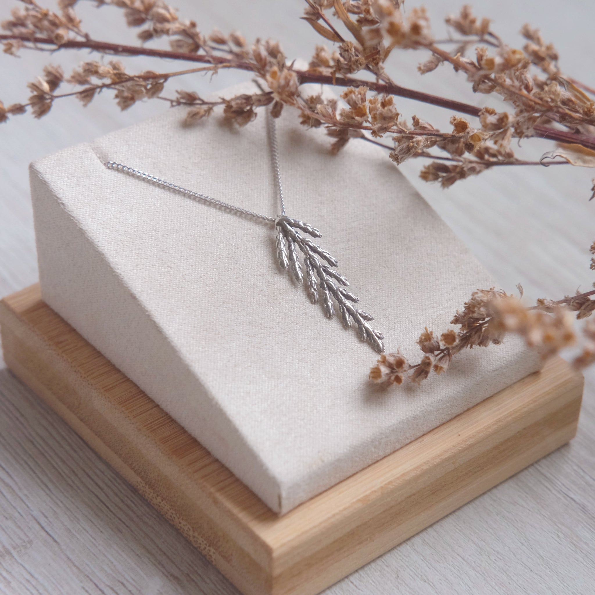 Collier branche de cèdre, petit
