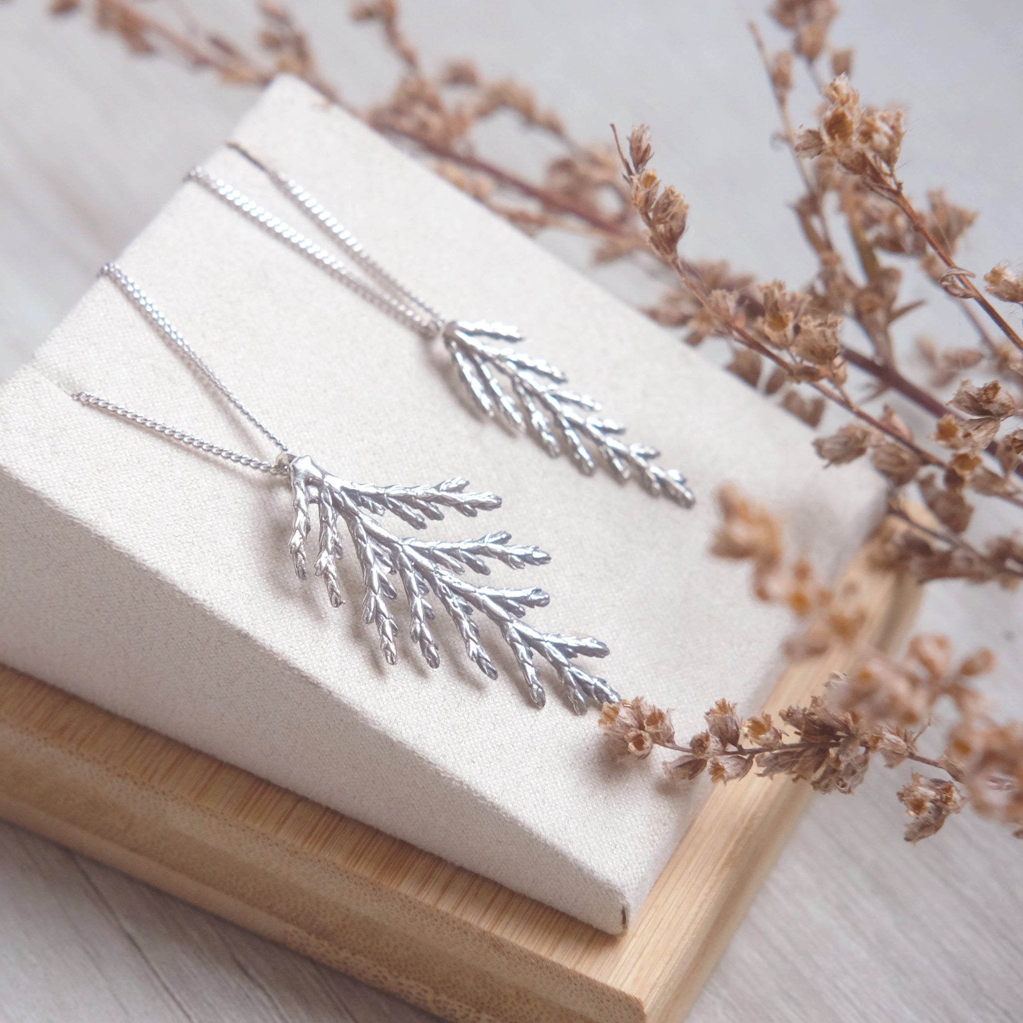 Collier branche de cèdre, petit
