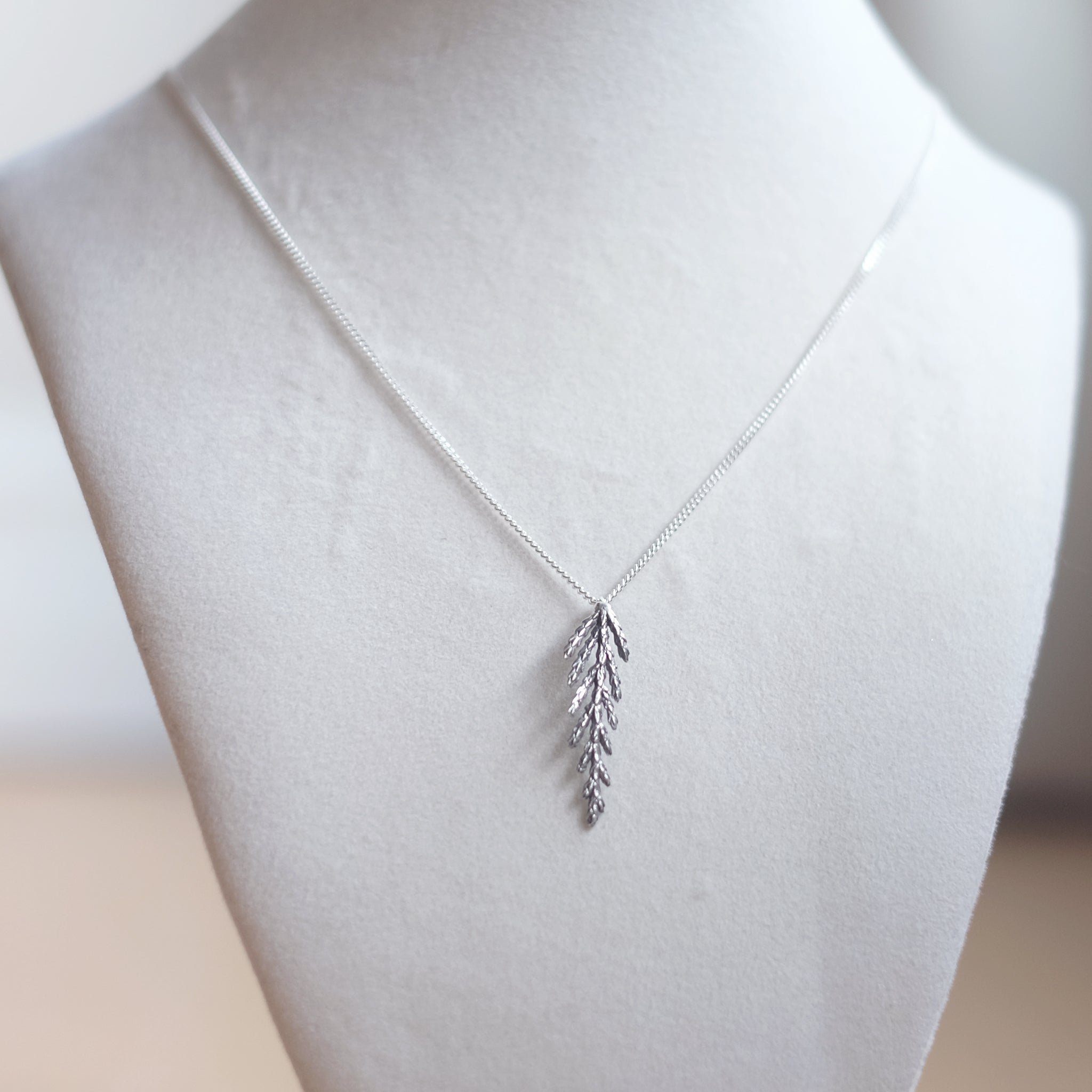 Collier branche de cèdre, petit