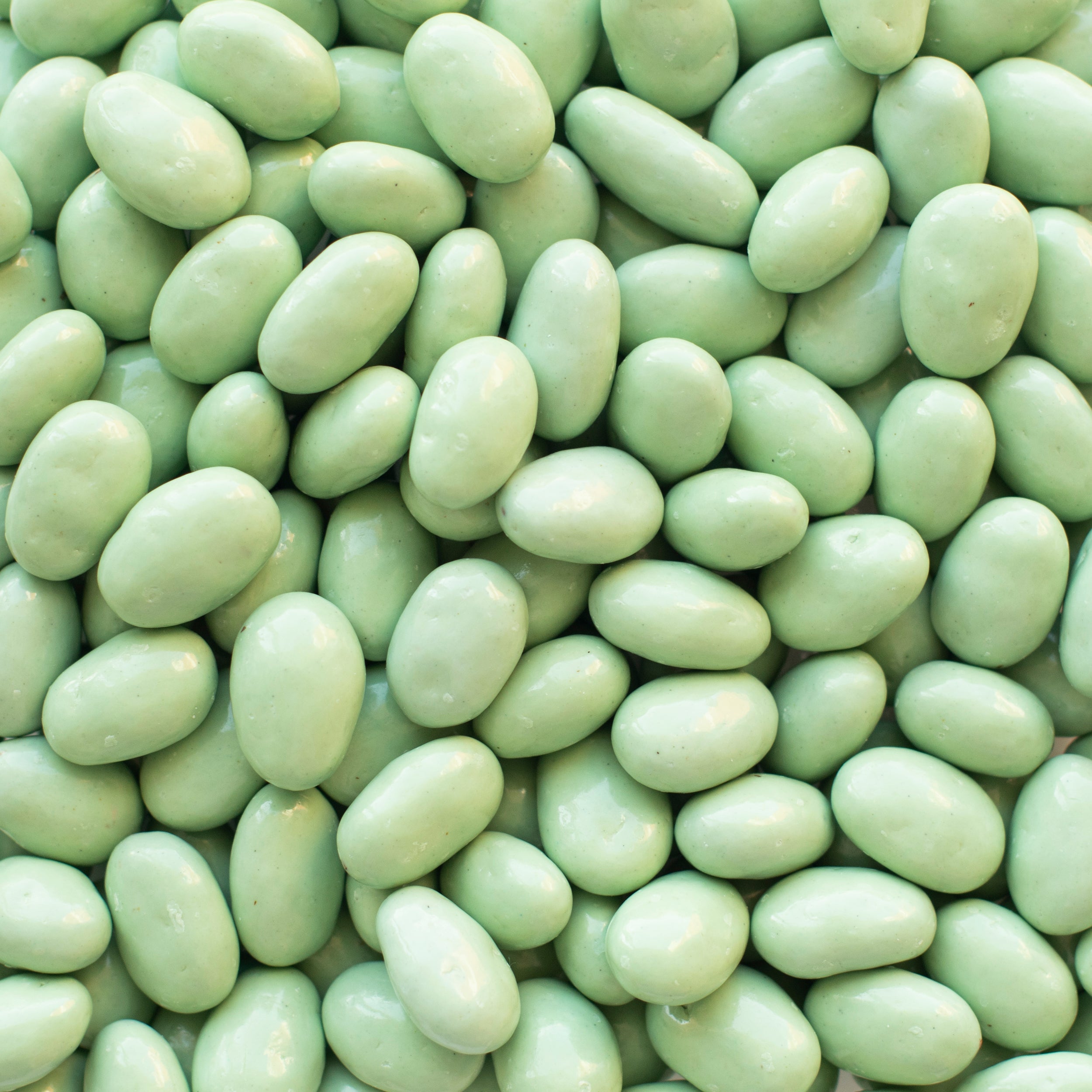 Gros plan des amandes enrobées de matcha de Nutterie