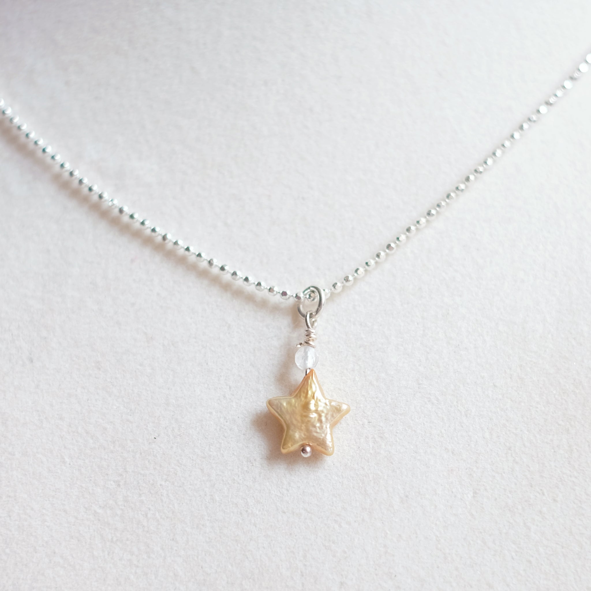 Collier étoile de nacre, version jaune