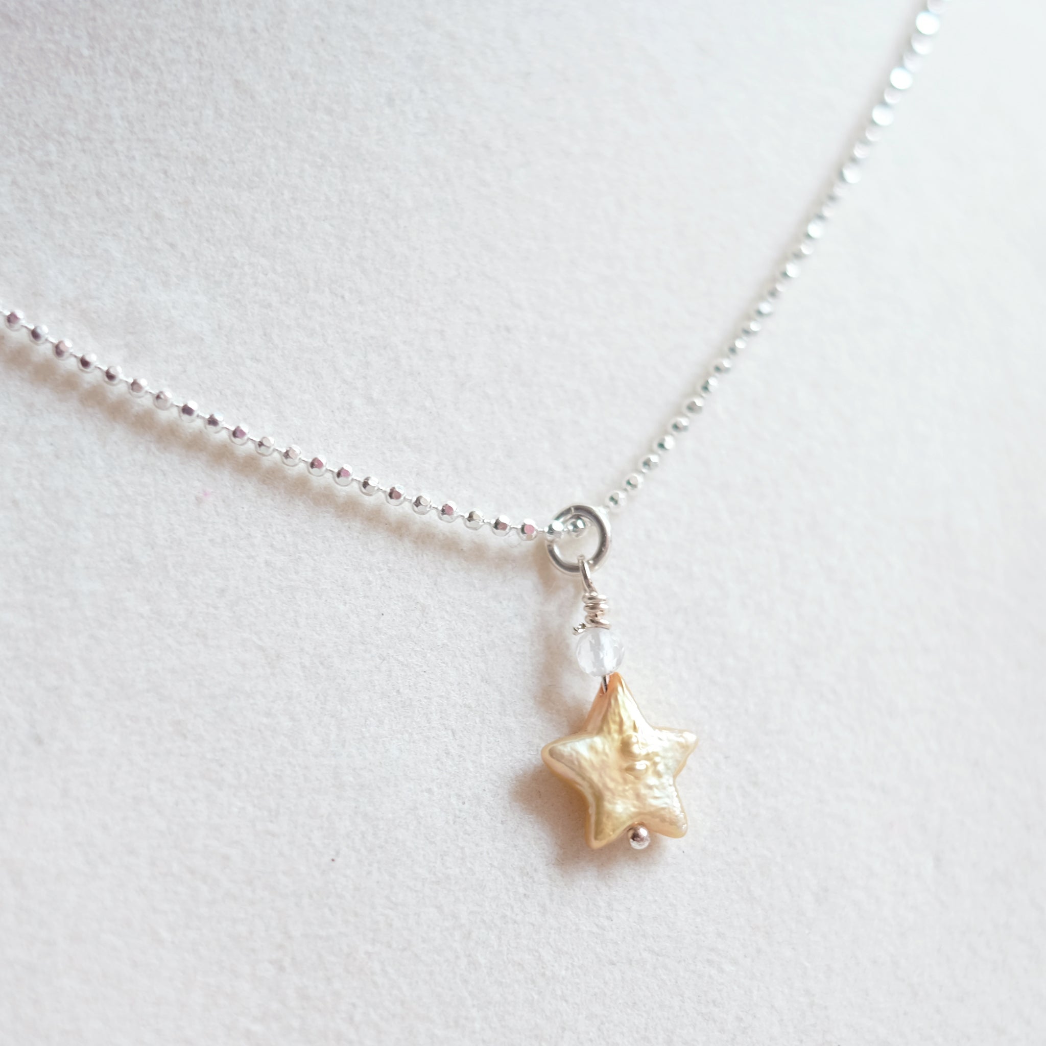 Collier étoile de nacre, version jaune