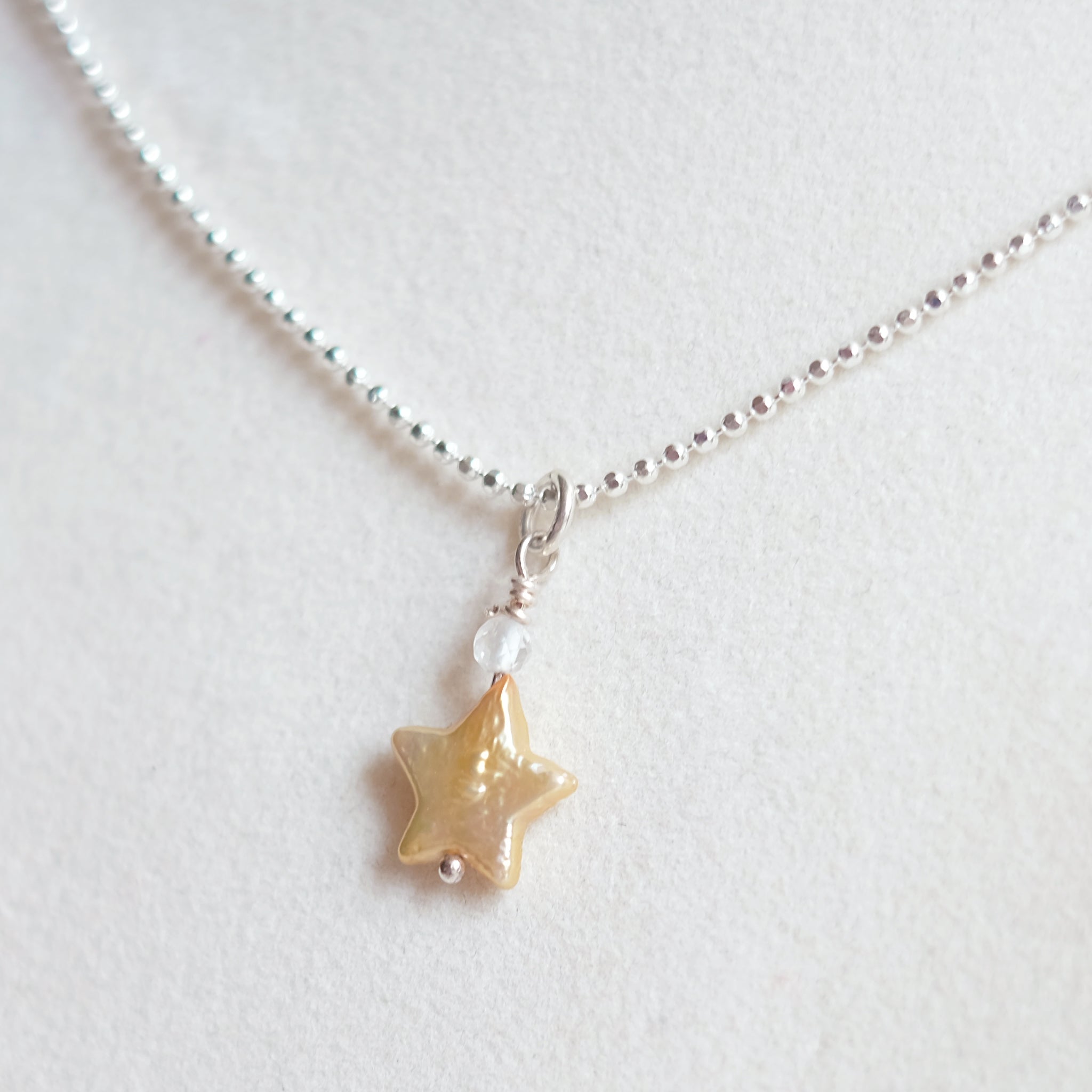 Collier étoile de nacre, version jaune