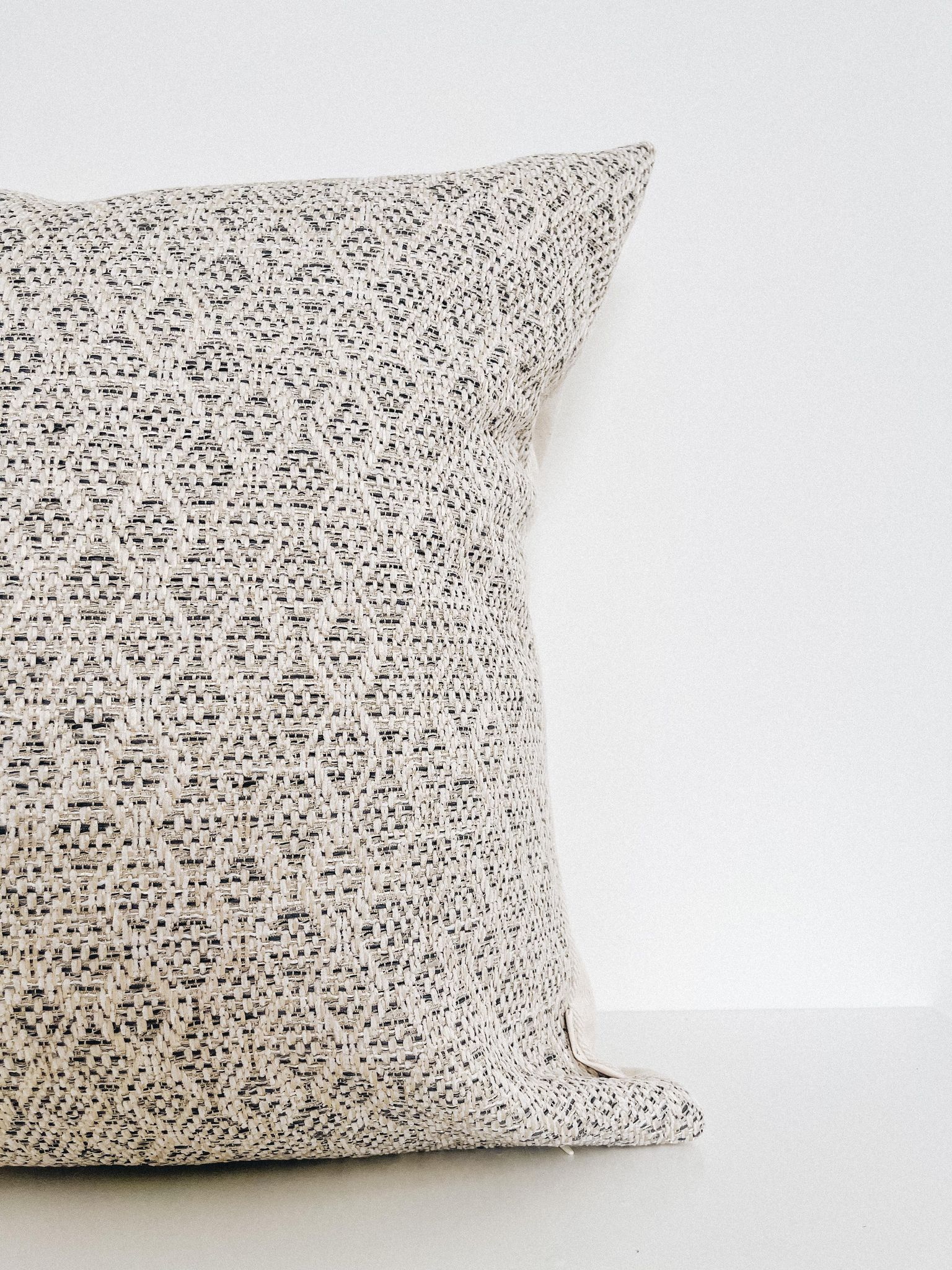 Housse de coussin Énola | Tissage losange Crème et ardoise