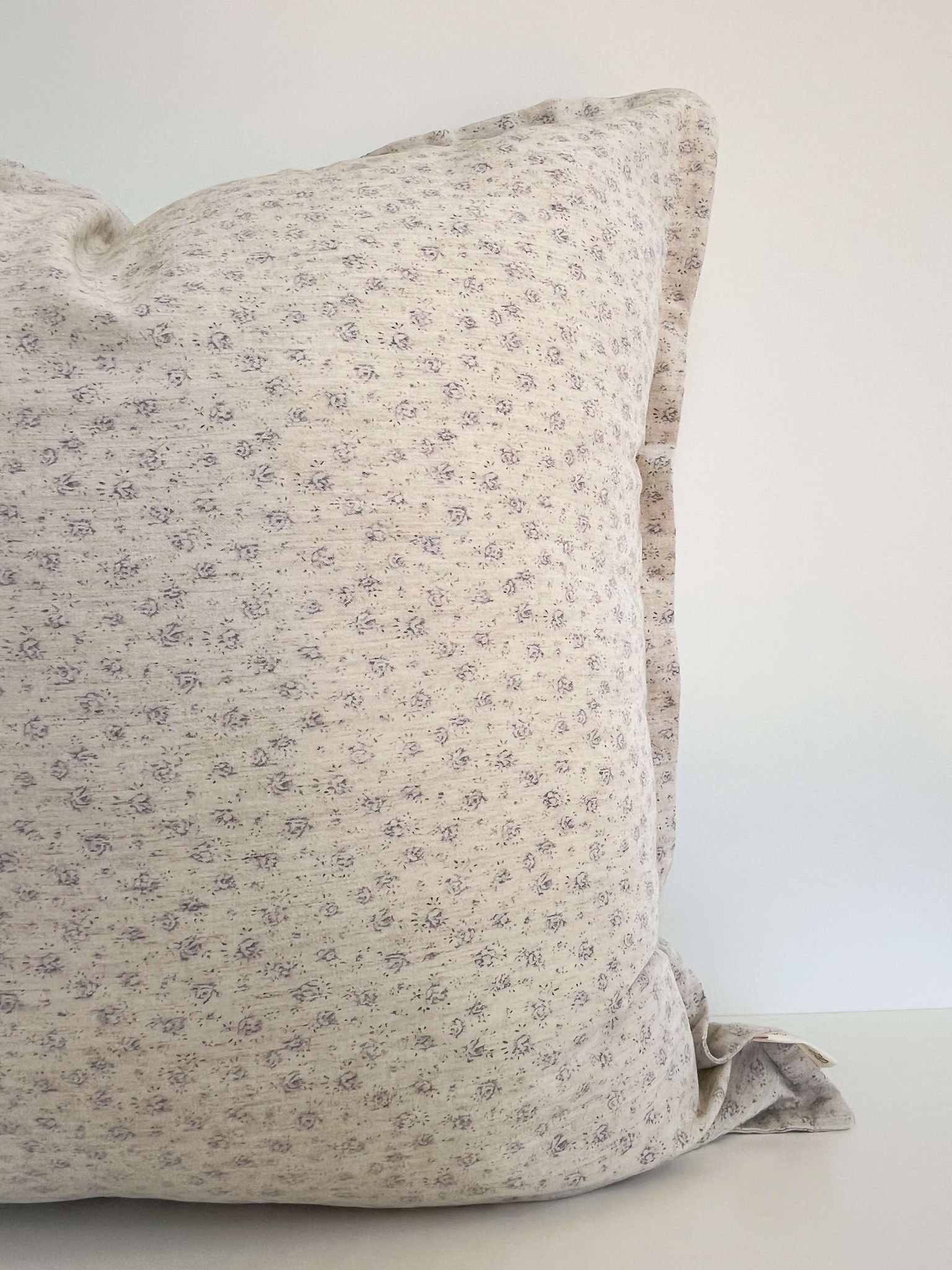 Housse de  coussin Séléna | Motif floral estompé couleur lavande