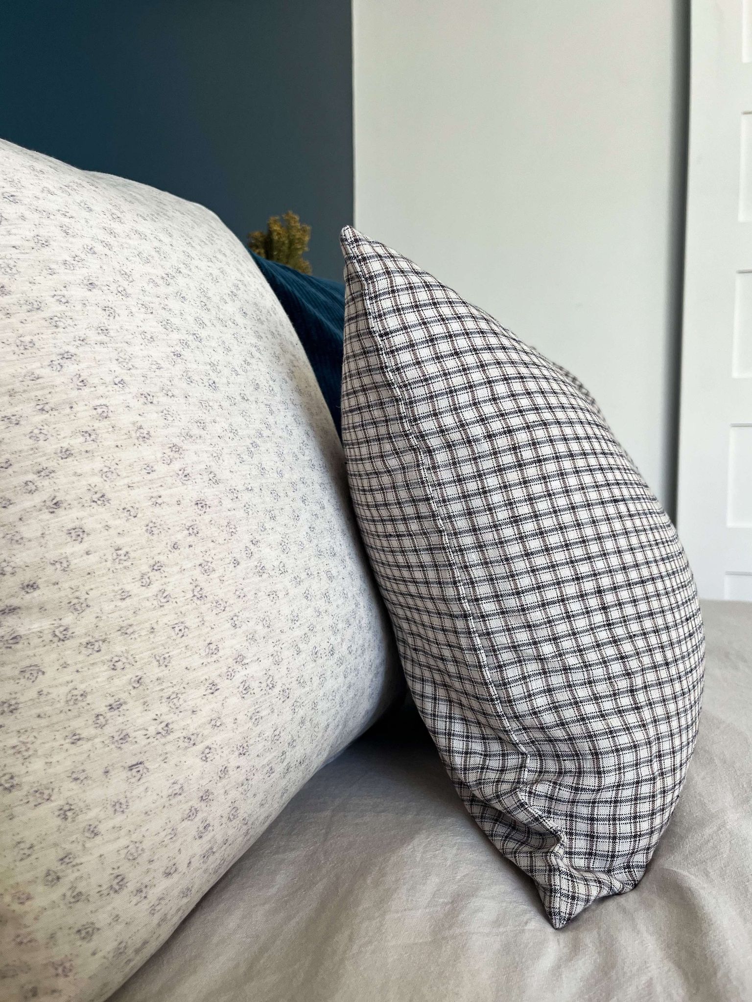 Housse de  coussin Séléna | Motif floral estompé couleur lavande