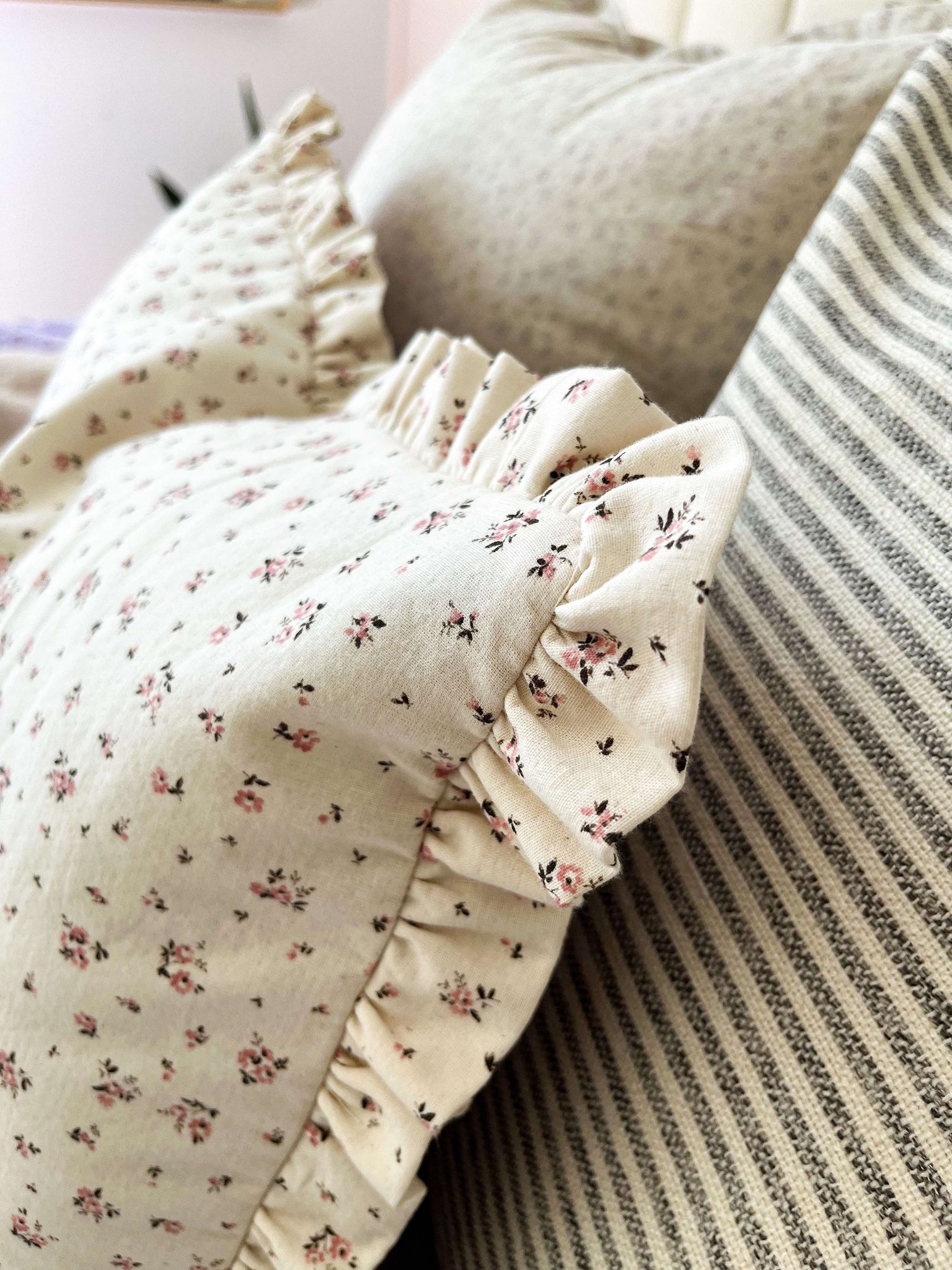 Housse de  coussin Lily-Rose réversible | Floral à frisons