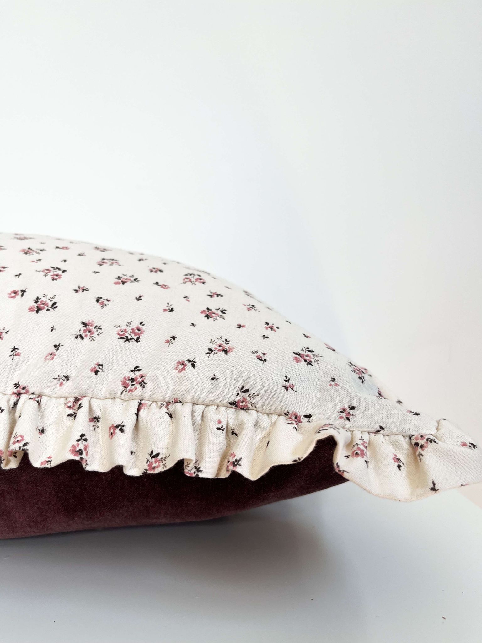 Housse de  coussin Lily-Rose réversible | Floral à frisons