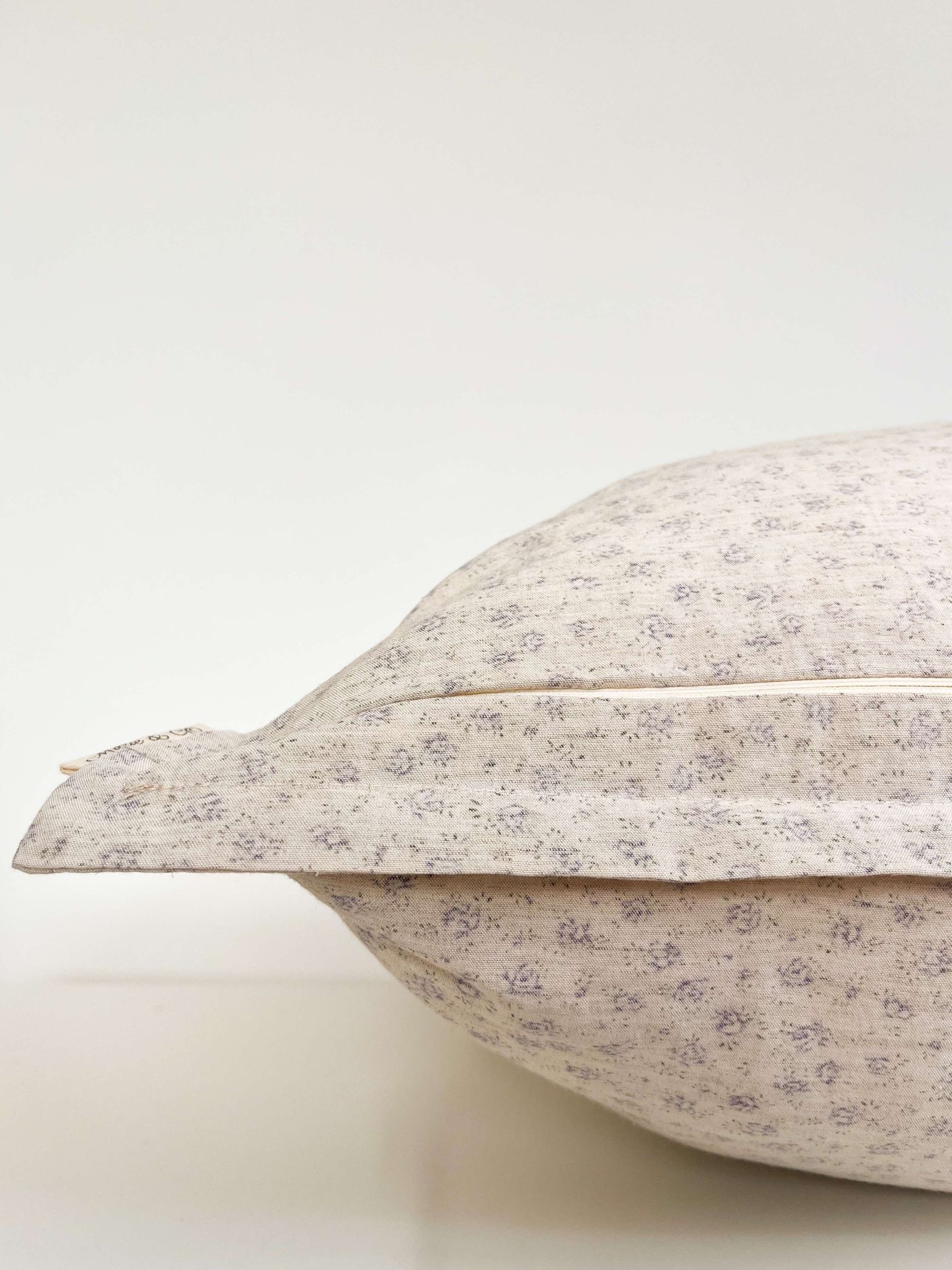 Housse de  coussin Séléna | Motif floral estompé couleur lavande