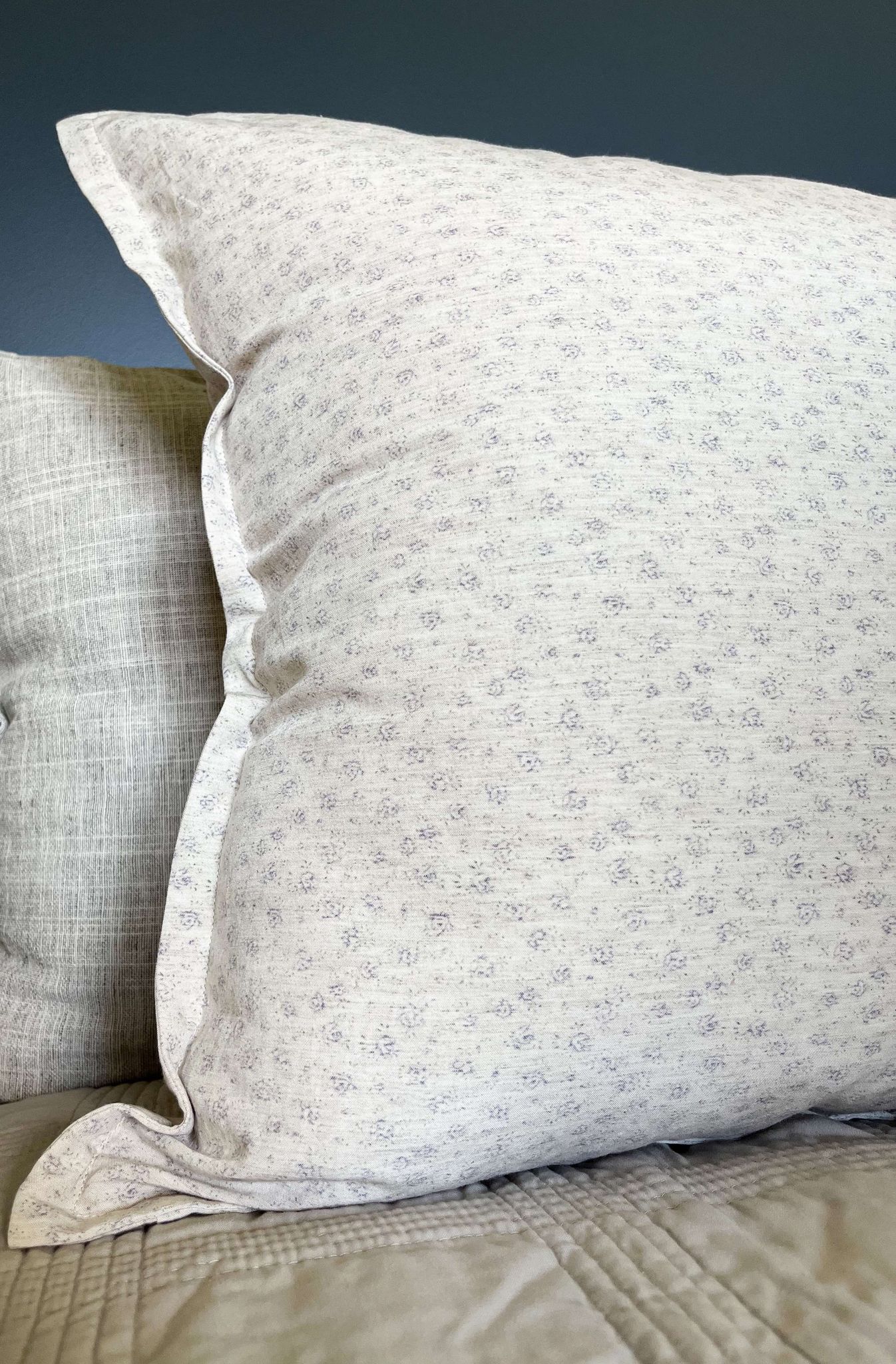 Housse de  coussin Séléna | Motif floral estompé couleur lavande