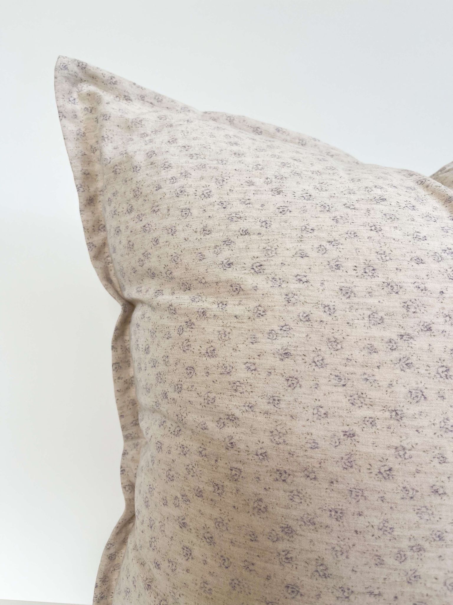 Housse de  coussin Séléna | Motif floral estompé couleur lavande