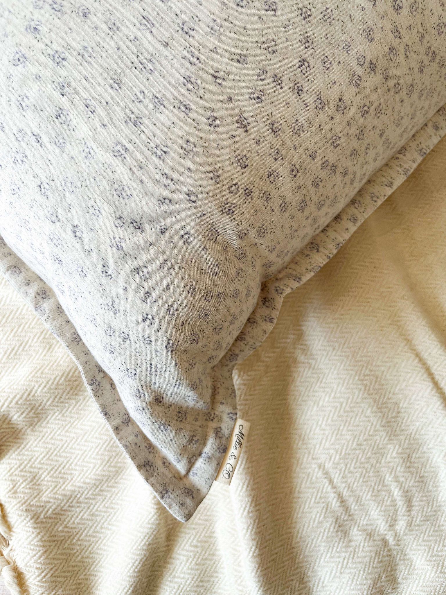 Housse de  coussin Séléna | Motif floral estompé couleur lavande