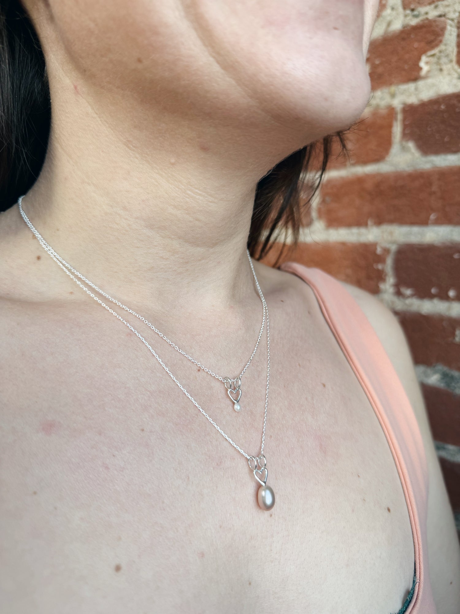 Collier avec breloque coeur et petite perle blanche
