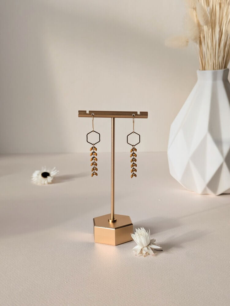 Boucles d’oreilles chevron | style géométrique | hexagone doré & camel