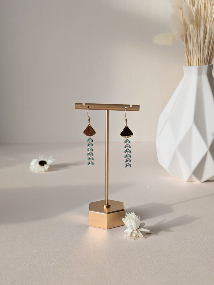 Boucles d’oreilles chevron | style géométrique | doré et vert