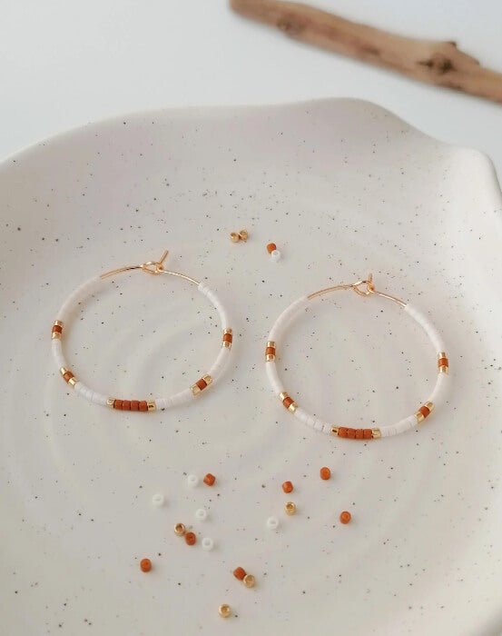 Créoles artisanales camel | Perles de verre & acier inox | Style bohème chic